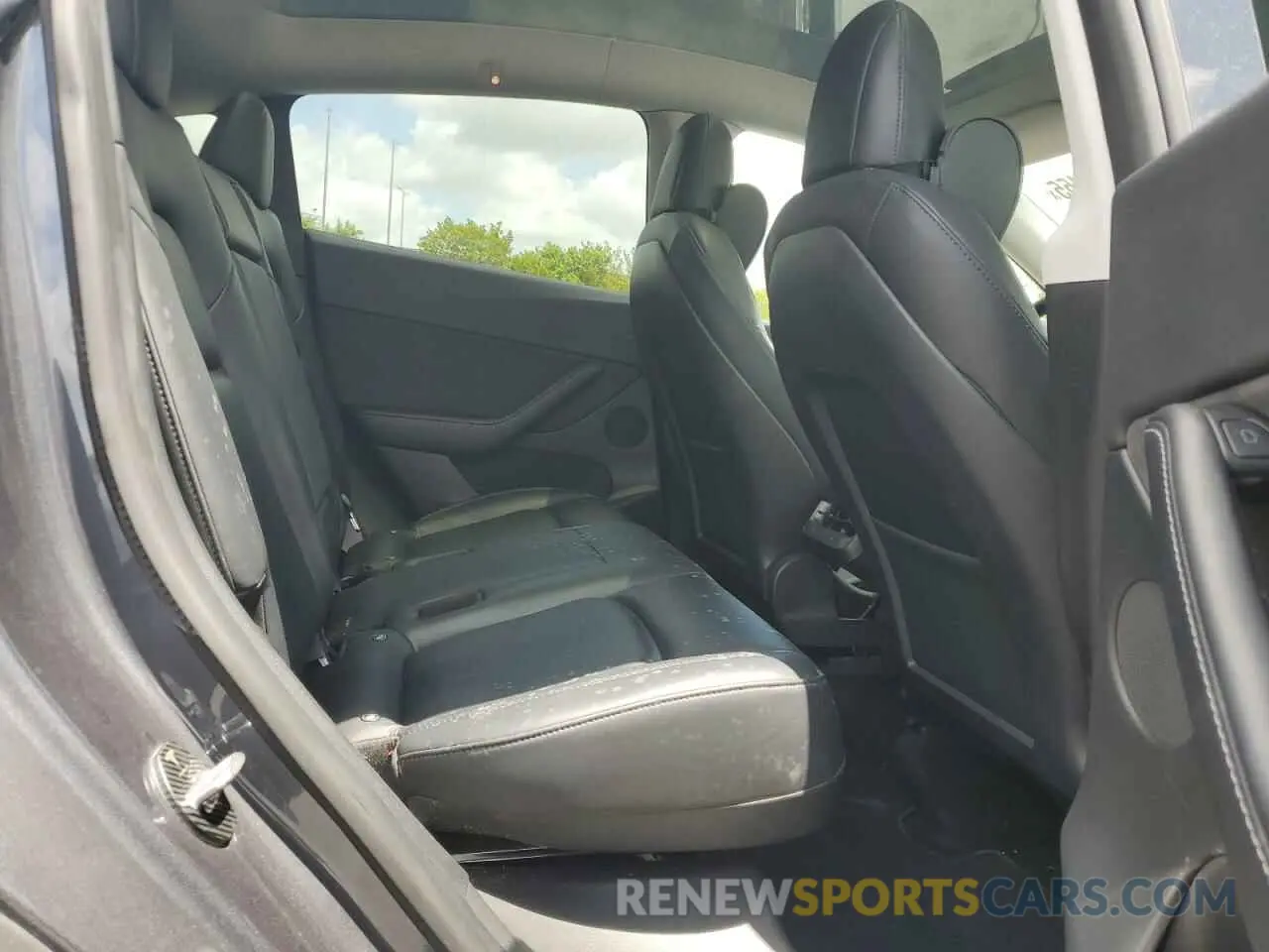 10 Photograph of a damaged car 5YJYGDEE7MF262177 TESLA MODEL Y 2021