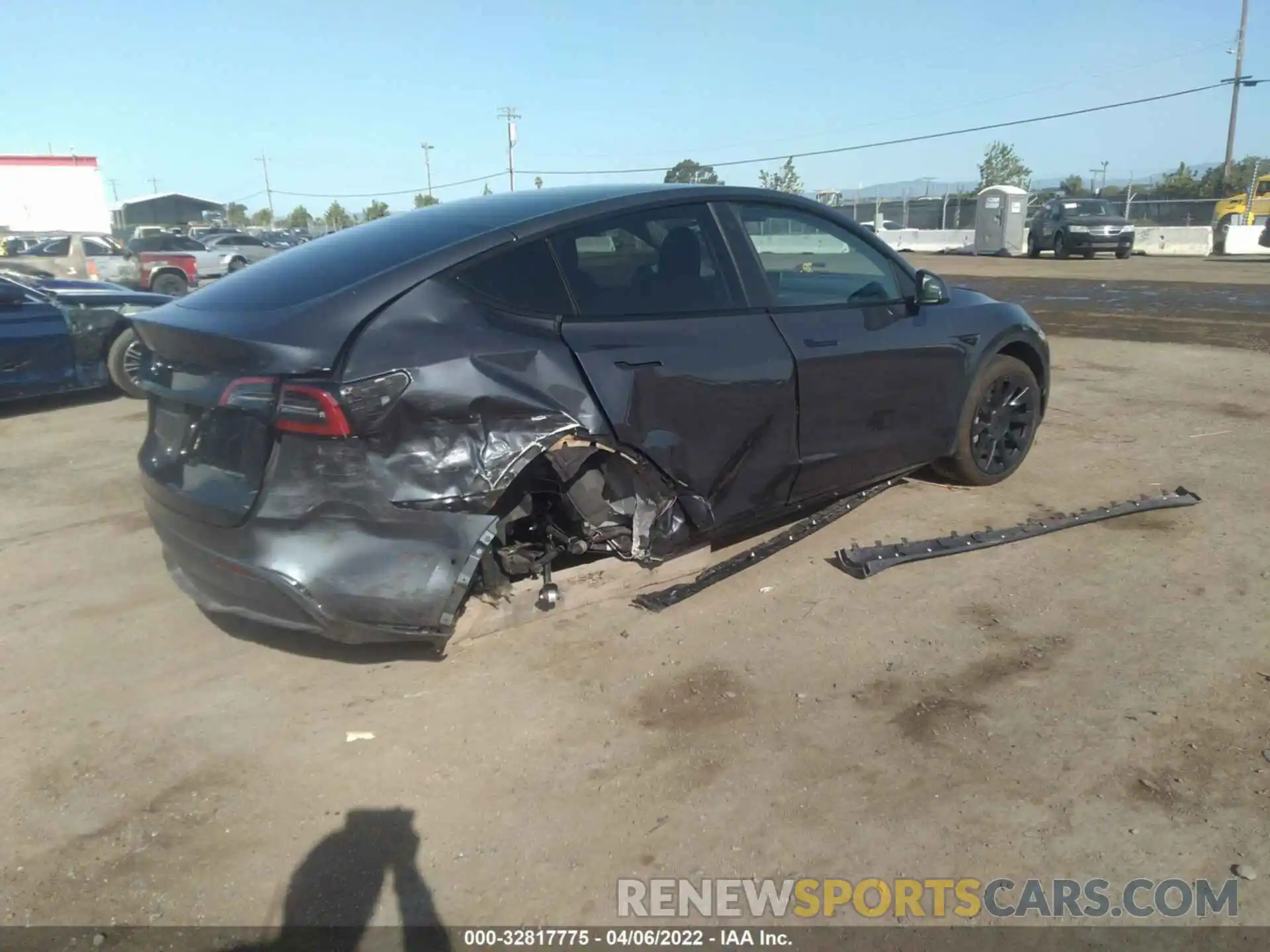 4 Photograph of a damaged car 5YJYGDEE7MF271204 TESLA MODEL Y 2021