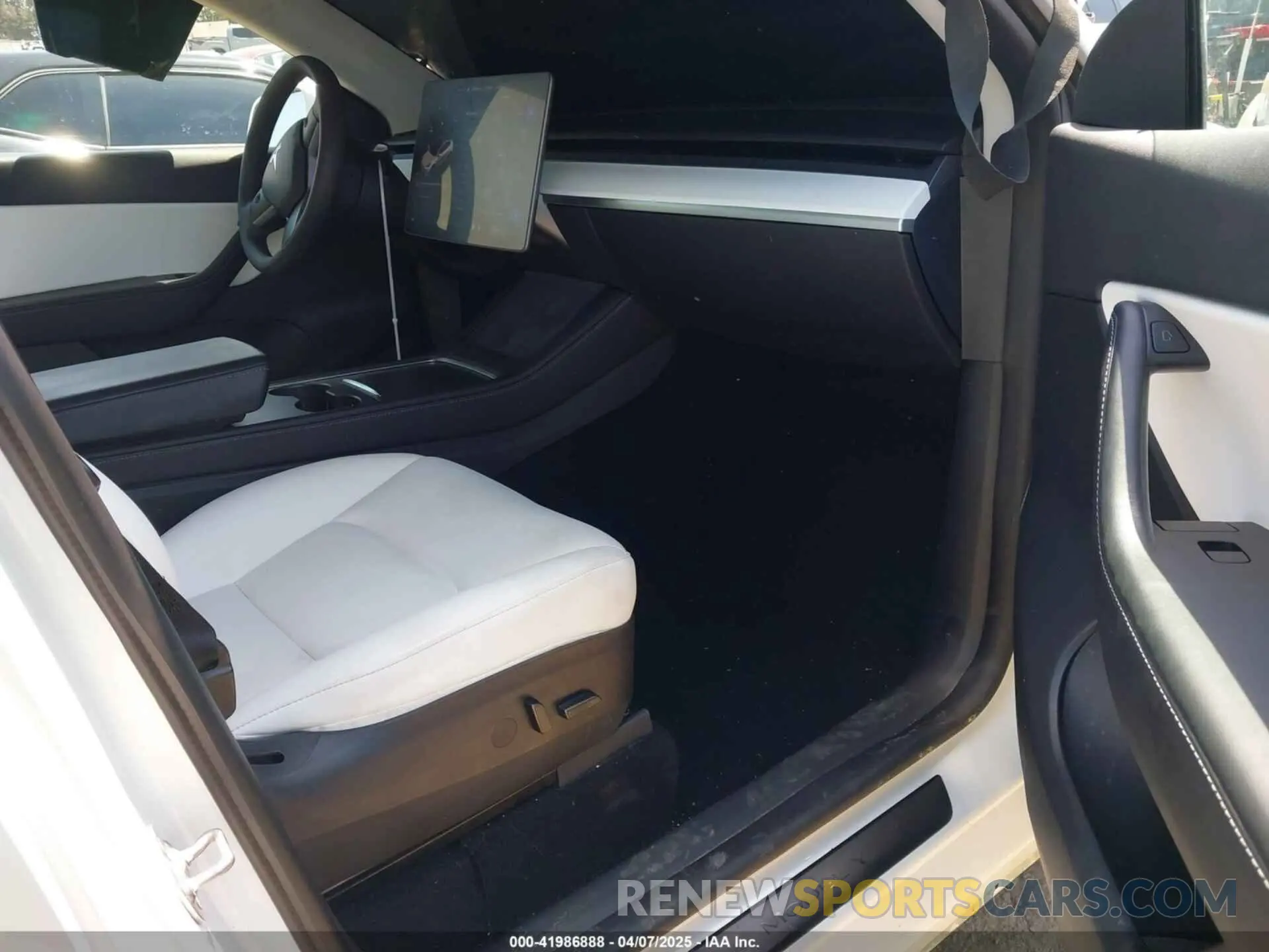5 Photograph of a damaged car 5YJYGDEE7MF279223 TESLA MODEL Y 2021