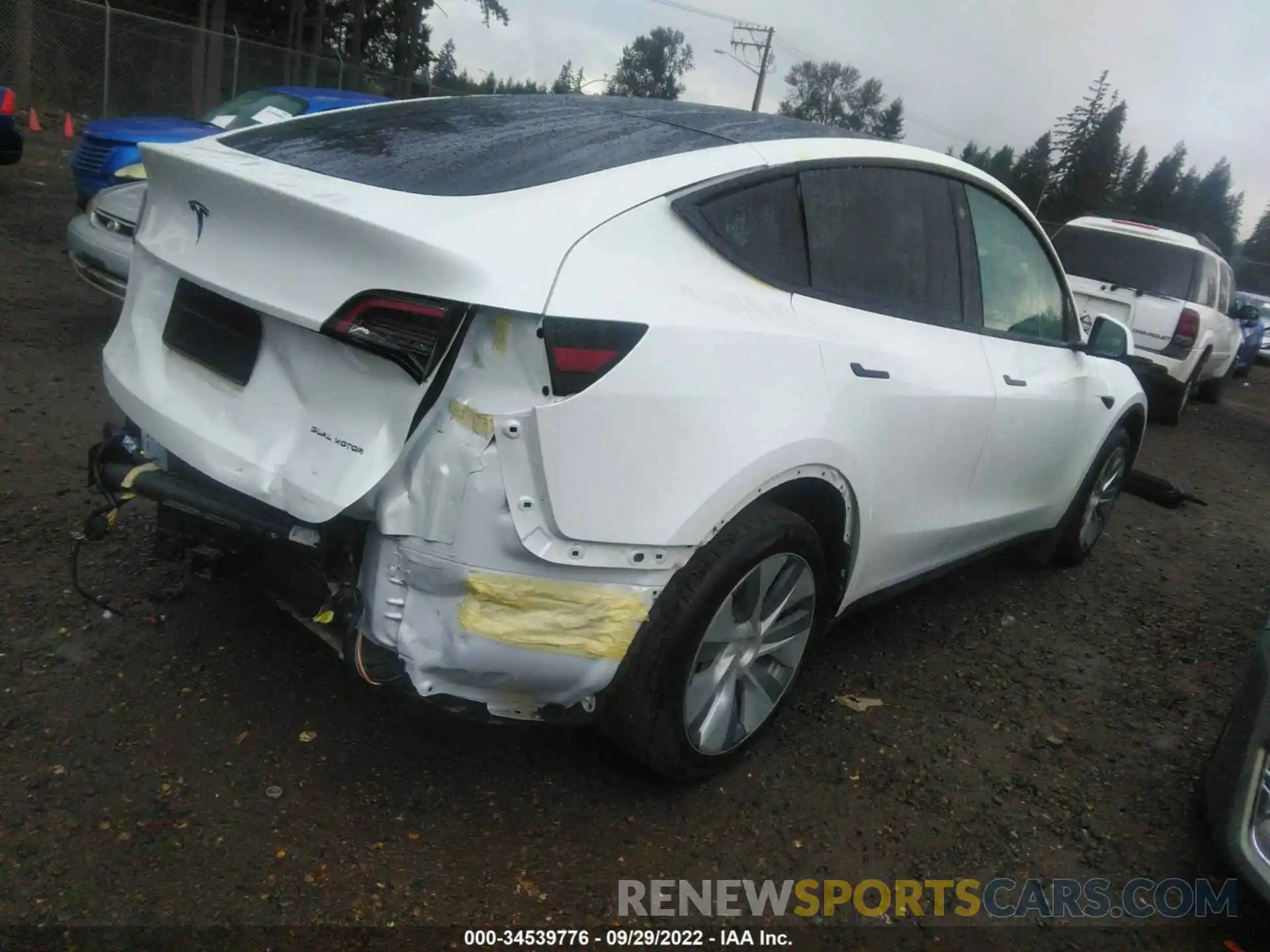 4 Photograph of a damaged car 5YJYGDEE7MF300944 TESLA MODEL Y 2021