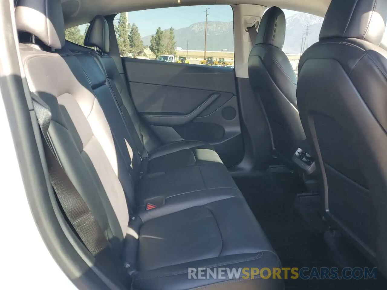 11 Photograph of a damaged car 5YJYGDEE7MF304590 TESLA MODEL Y 2021