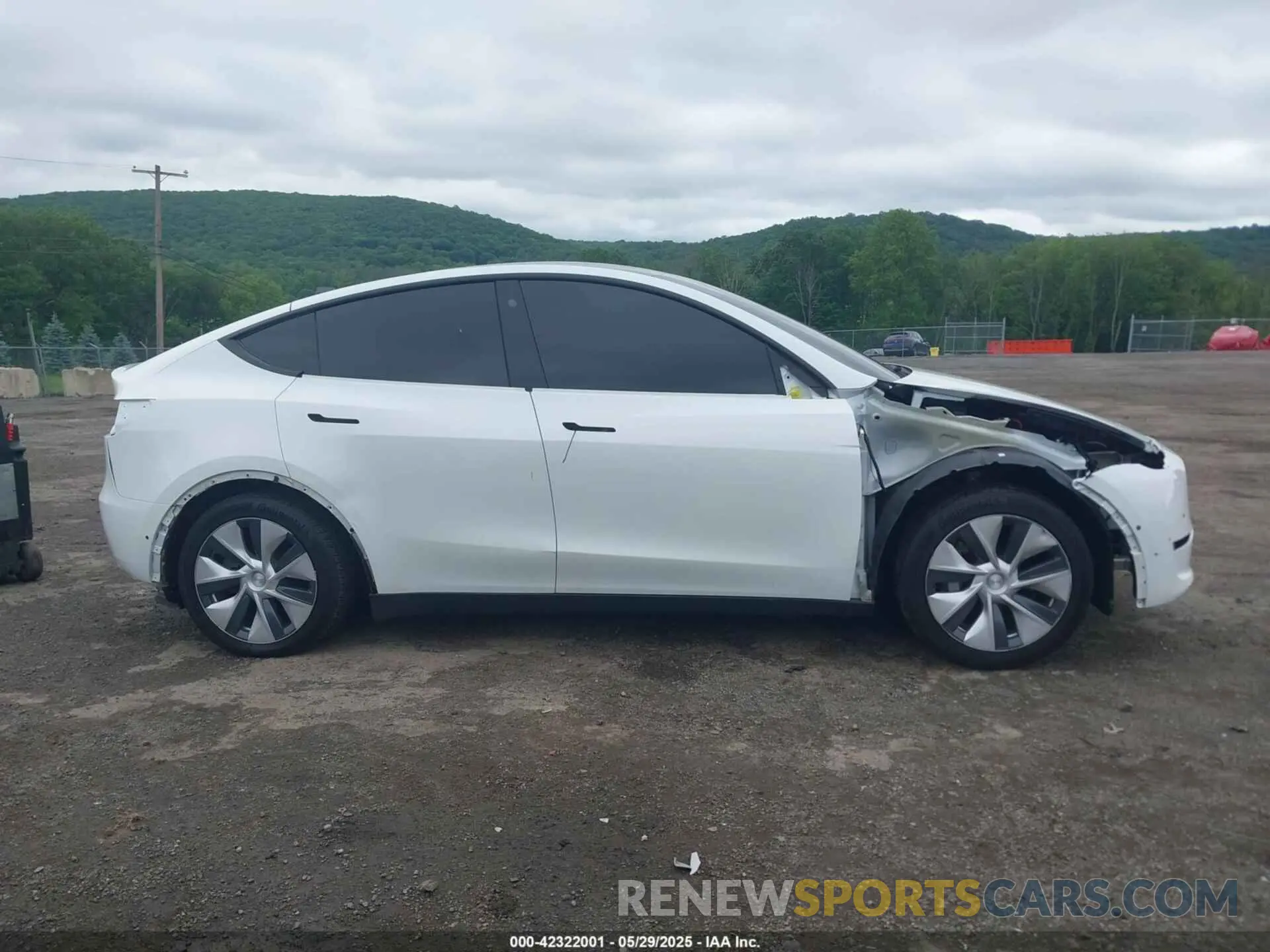 14 Photograph of a damaged car 5YJYGDEE8MF085574 TESLA MODEL Y 2021