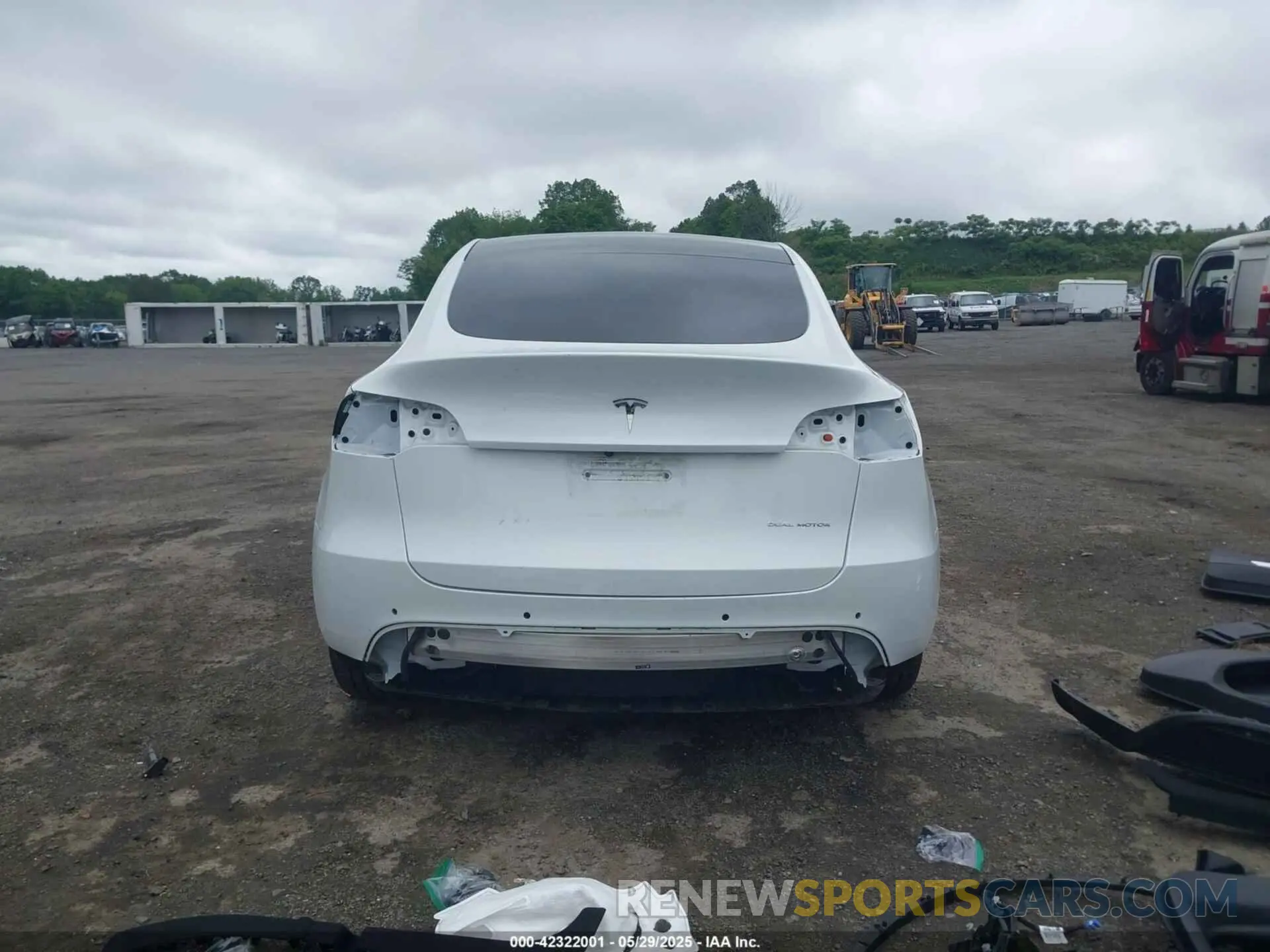 17 Photograph of a damaged car 5YJYGDEE8MF085574 TESLA MODEL Y 2021