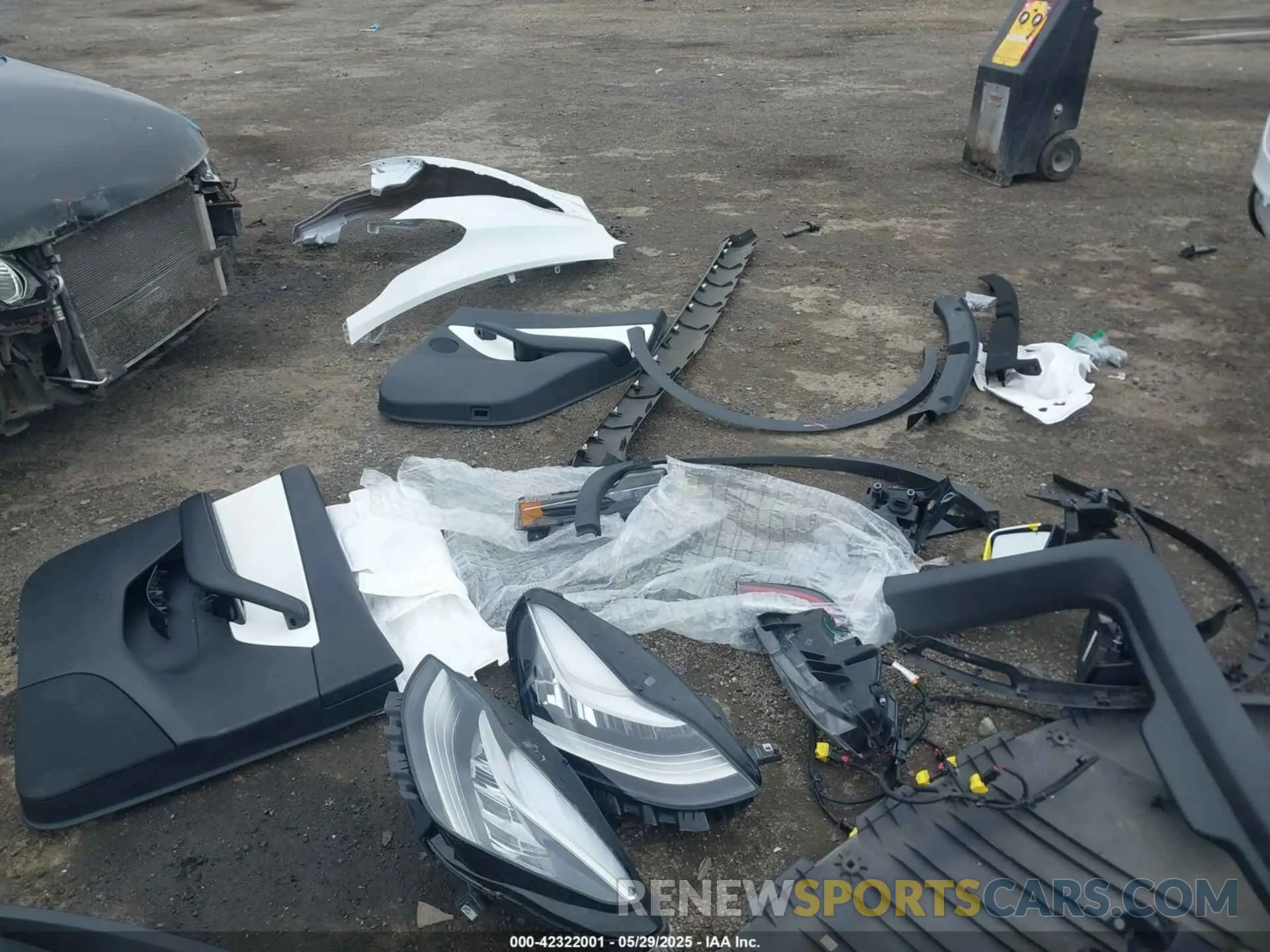 21 Photograph of a damaged car 5YJYGDEE8MF085574 TESLA MODEL Y 2021