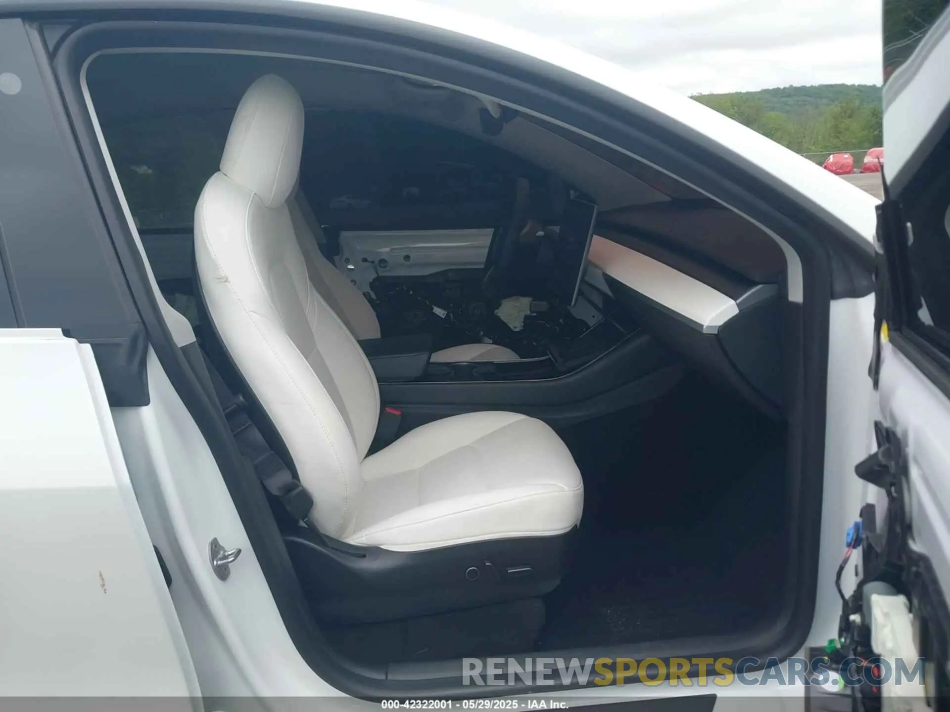 5 Photograph of a damaged car 5YJYGDEE8MF085574 TESLA MODEL Y 2021