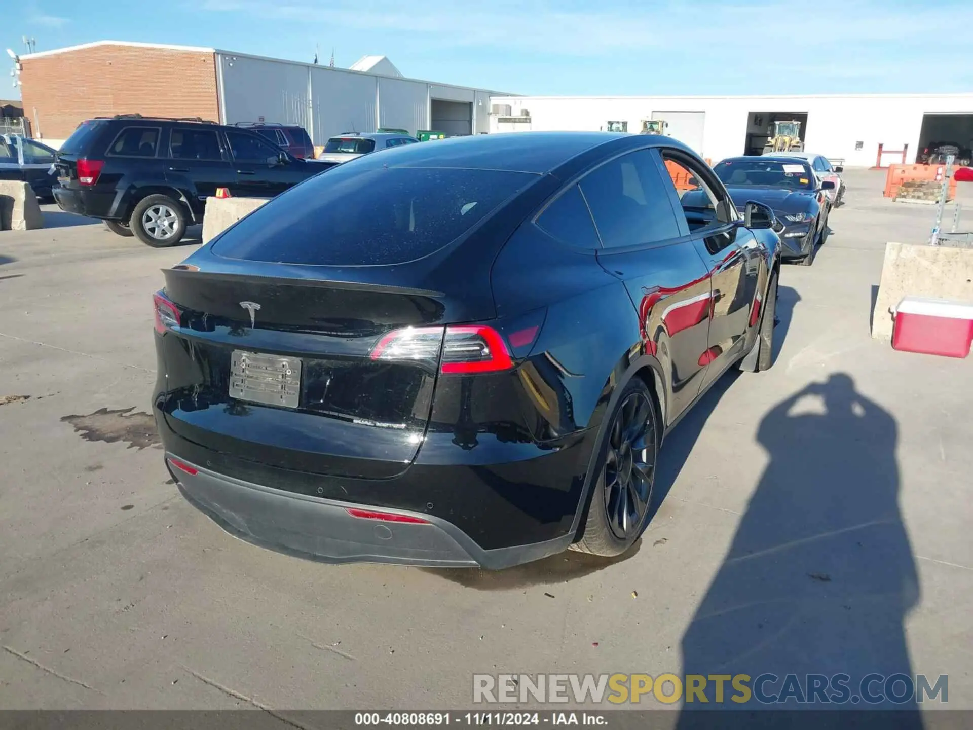 4 Photograph of a damaged car 5YJYGDEE8MF111798 TESLA MODEL Y 2021