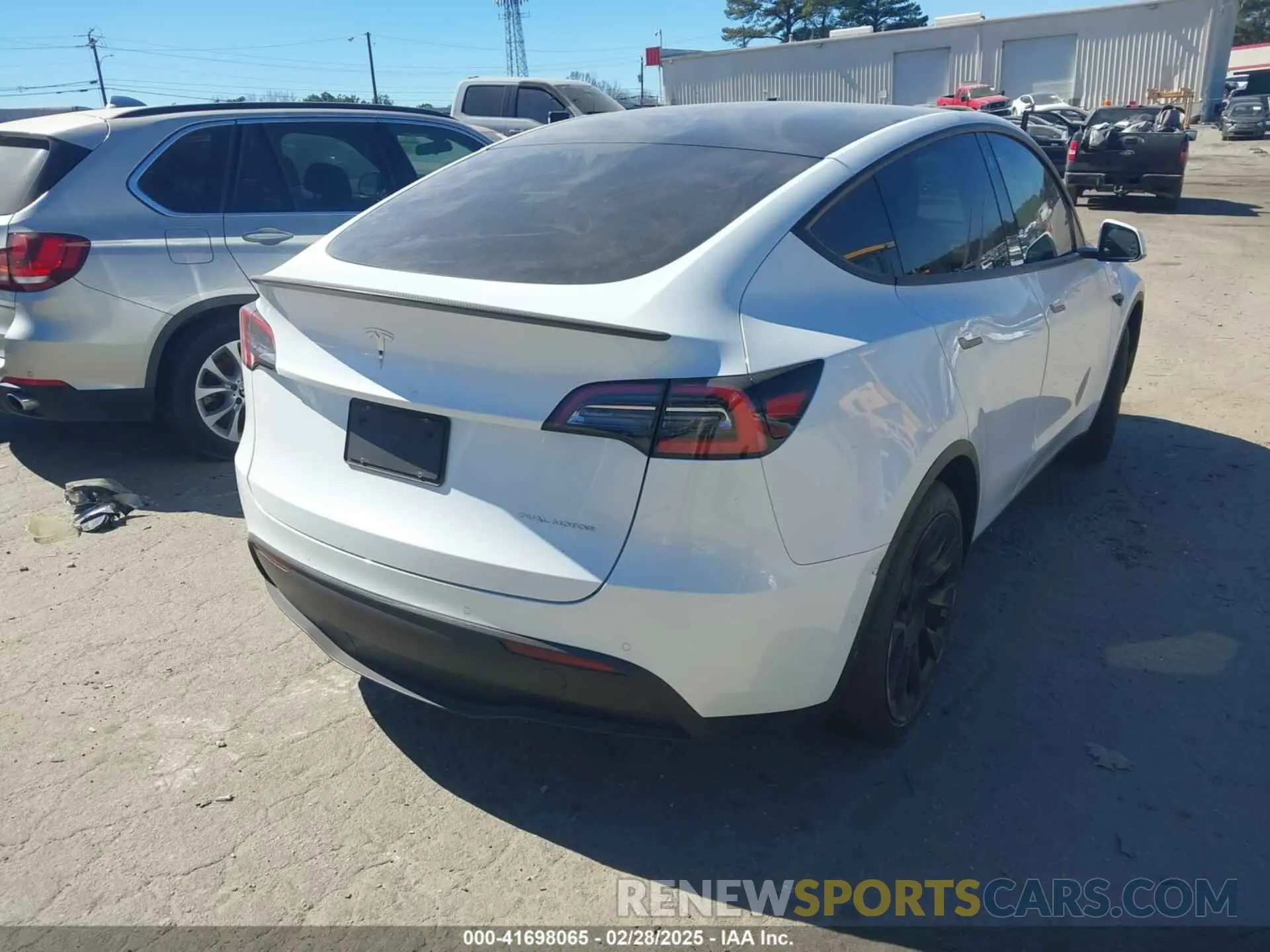 4 Photograph of a damaged car 5YJYGDEE8MF125104 TESLA MODEL Y 2021