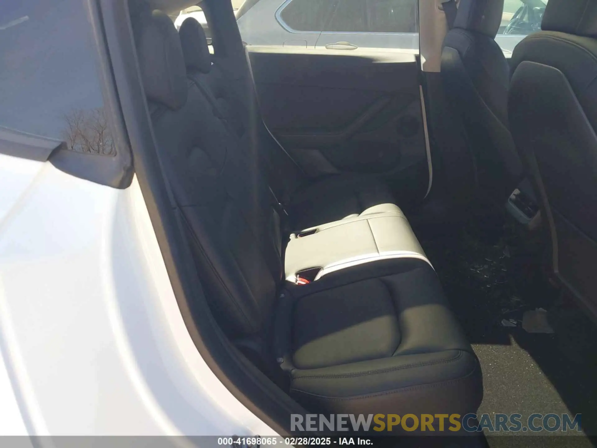 8 Photograph of a damaged car 5YJYGDEE8MF125104 TESLA MODEL Y 2021