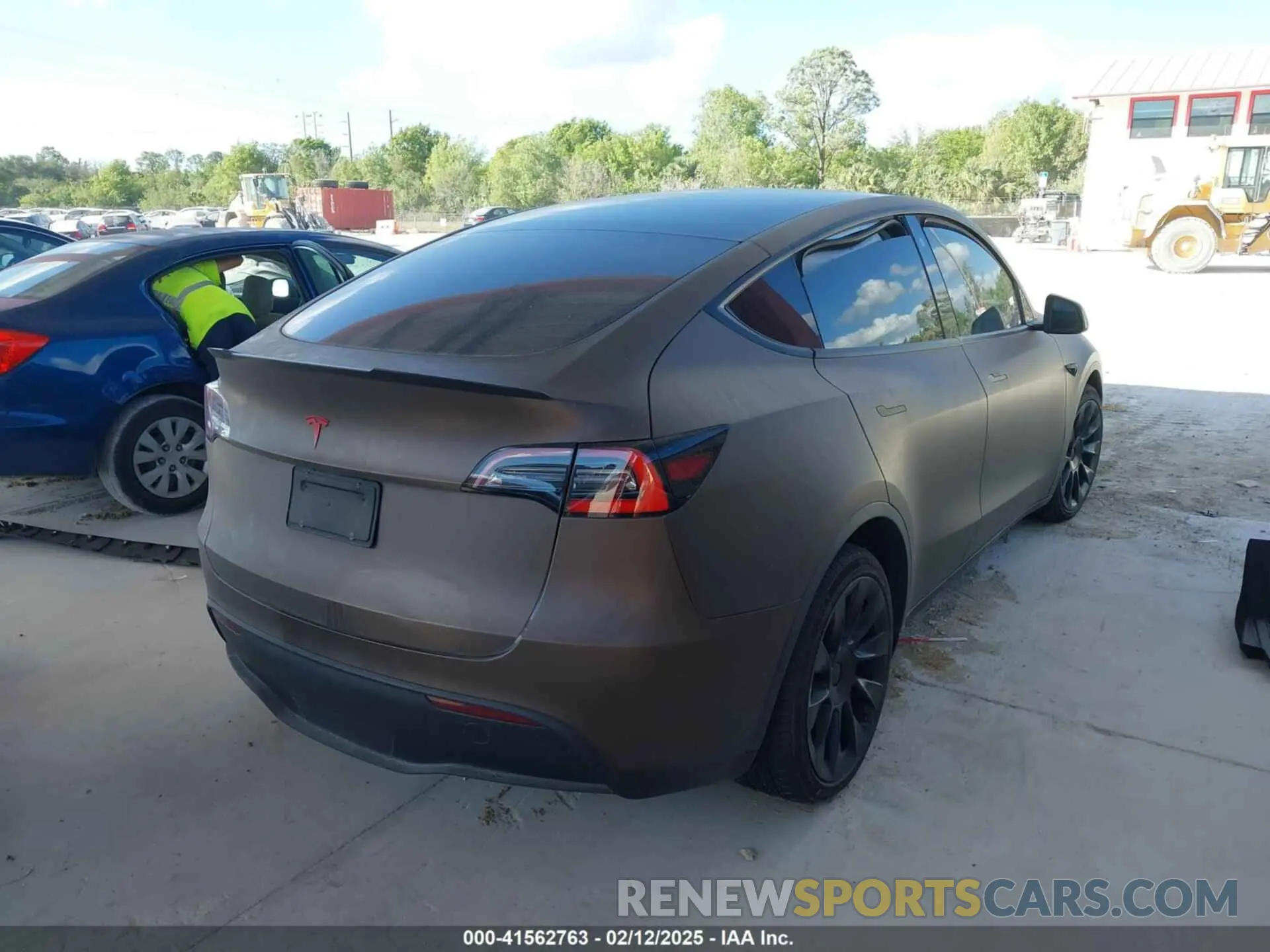 4 Photograph of a damaged car 5YJYGDEE8MF140038 TESLA MODEL Y 2021