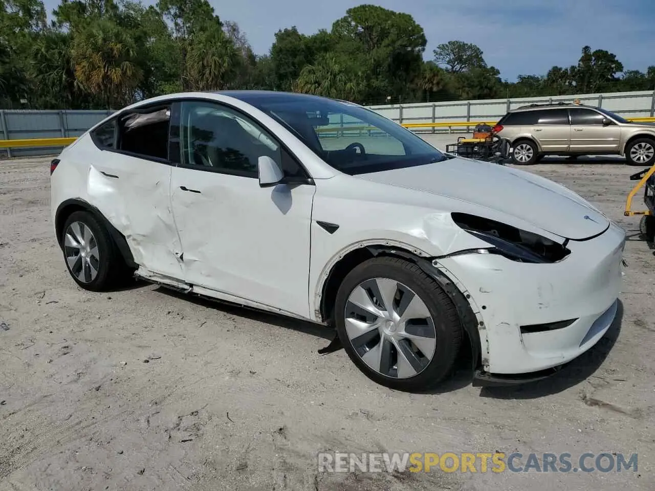 4 Photograph of a damaged car 5YJYGDEE8MF142033 TESLA MODEL Y 2021