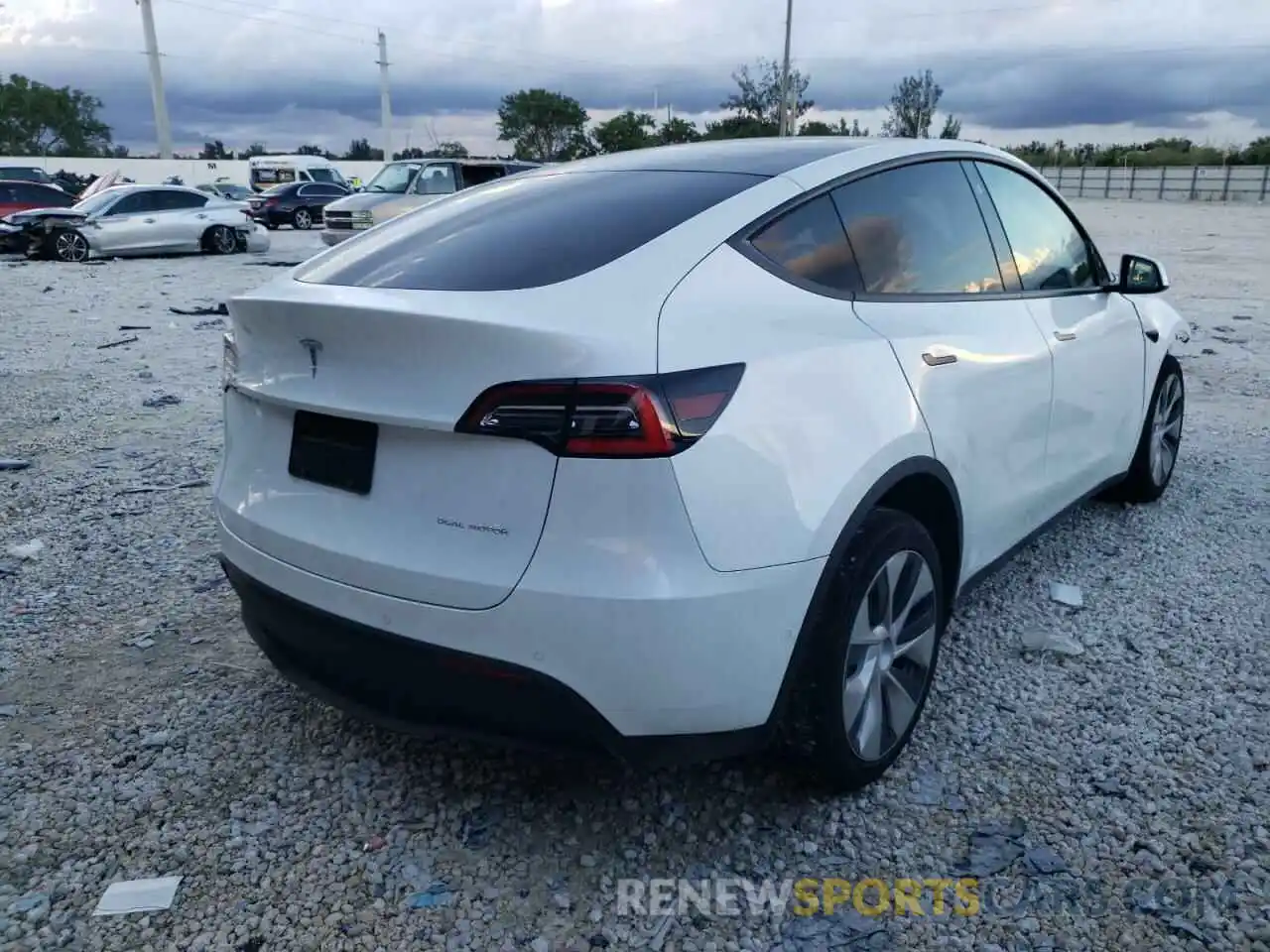 4 Photograph of a damaged car 5YJYGDEE8MF186873 TESLA MODEL Y 2021