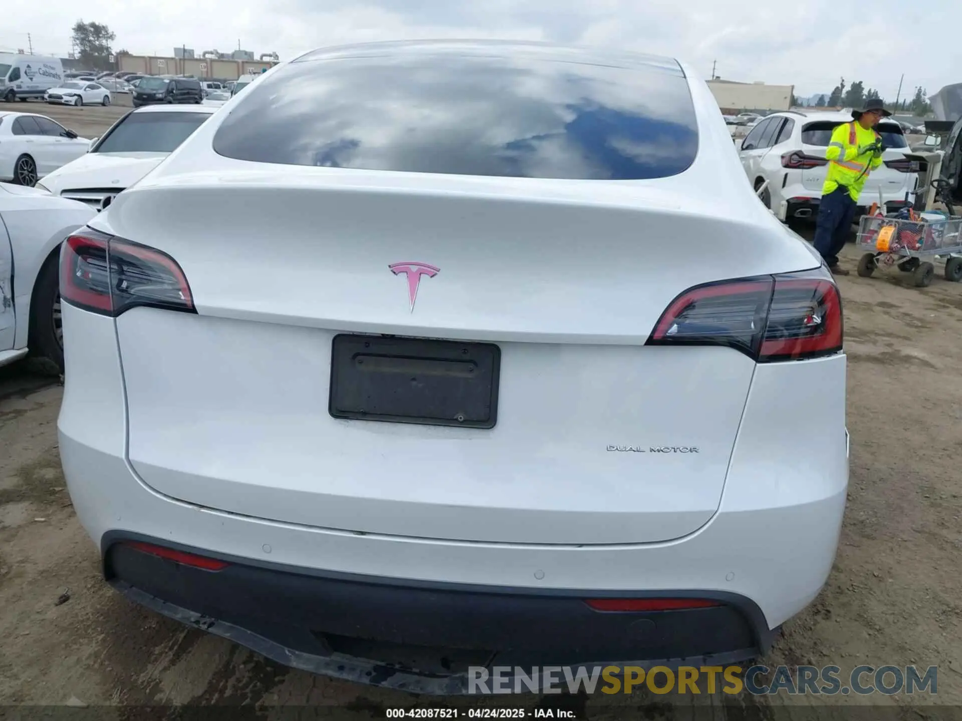 17 Photograph of a damaged car 5YJYGDEE8MF199686 TESLA MODEL Y 2021