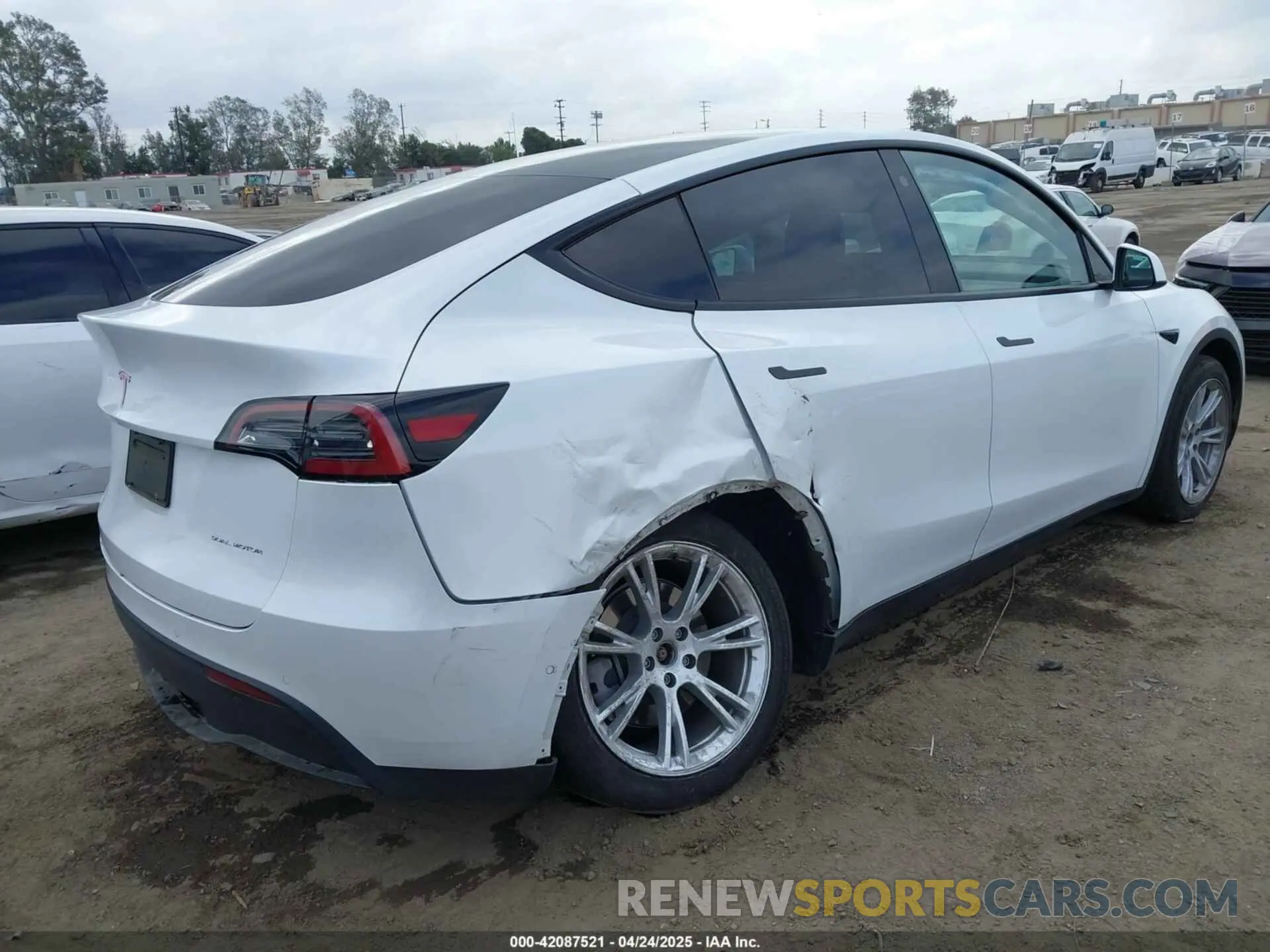 4 Photograph of a damaged car 5YJYGDEE8MF199686 TESLA MODEL Y 2021