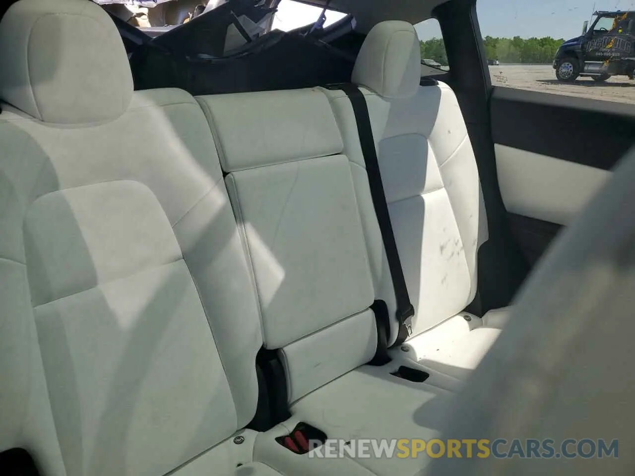 11 Photograph of a damaged car 5YJYGDEE8MF210444 TESLA MODEL Y 2021