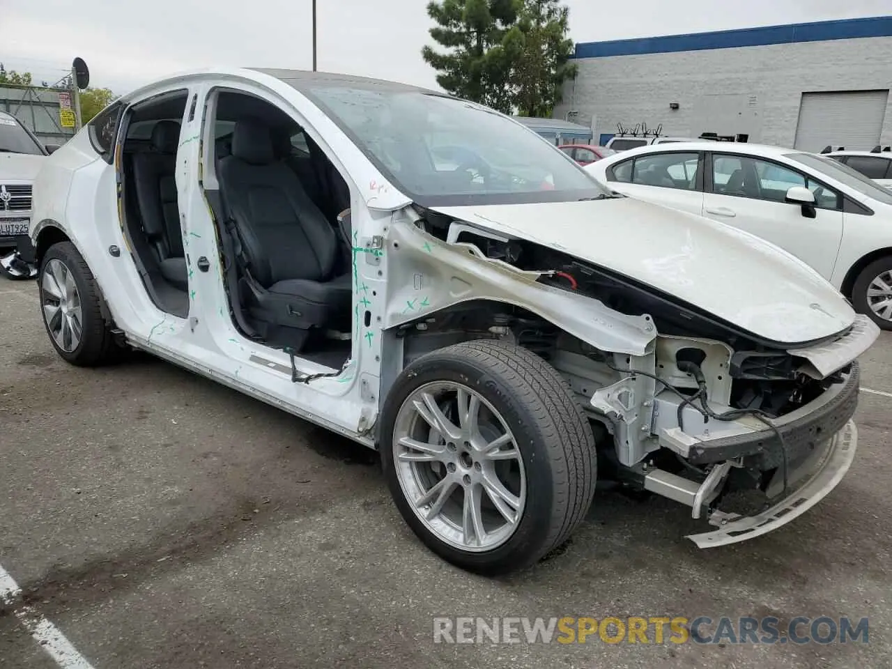 4 Photograph of a damaged car 5YJYGDEE8MF242150 TESLA MODEL Y 2021