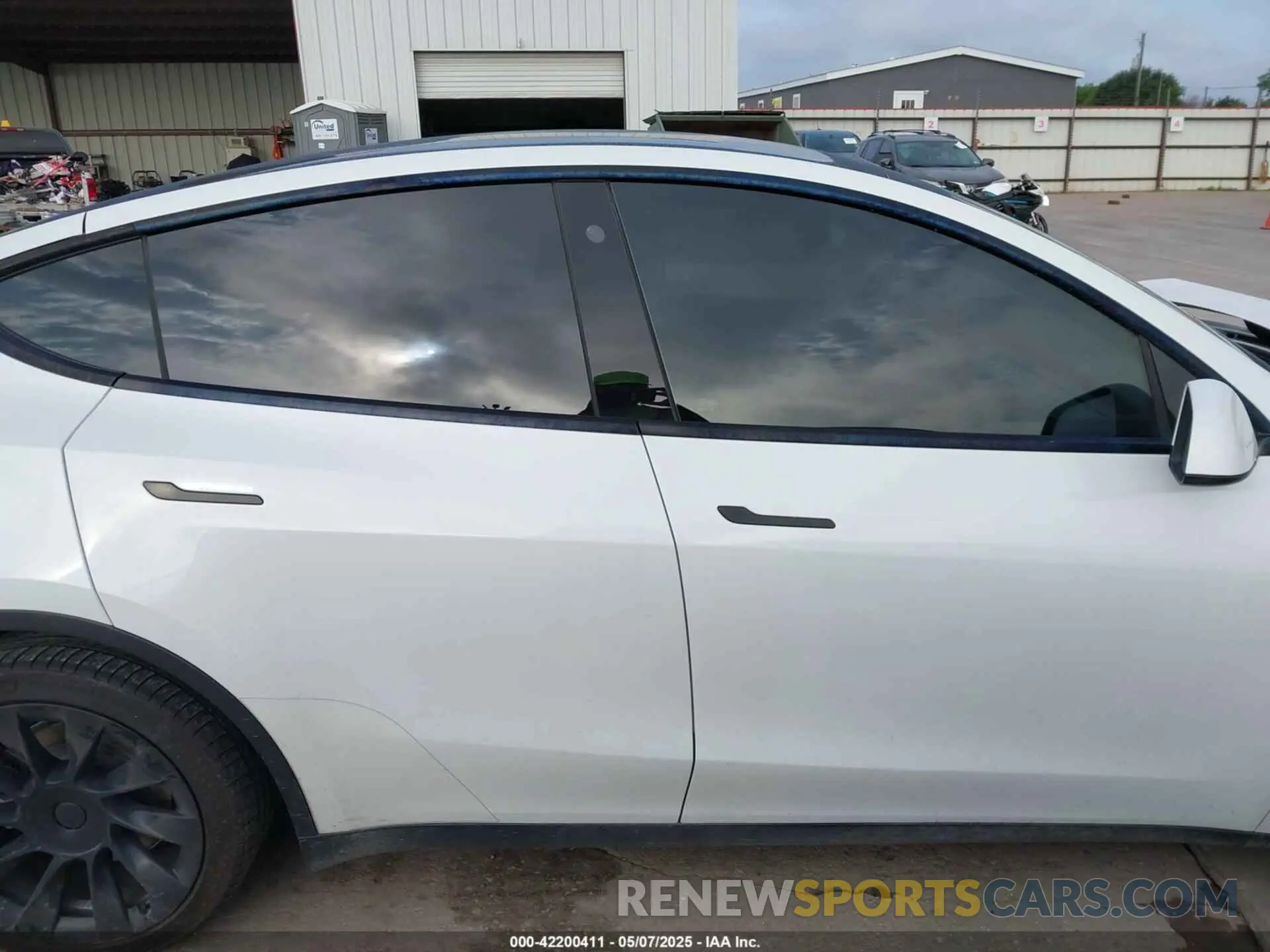 13 Photograph of a damaged car 5YJYGDEE8MF266075 TESLA MODEL Y 2021