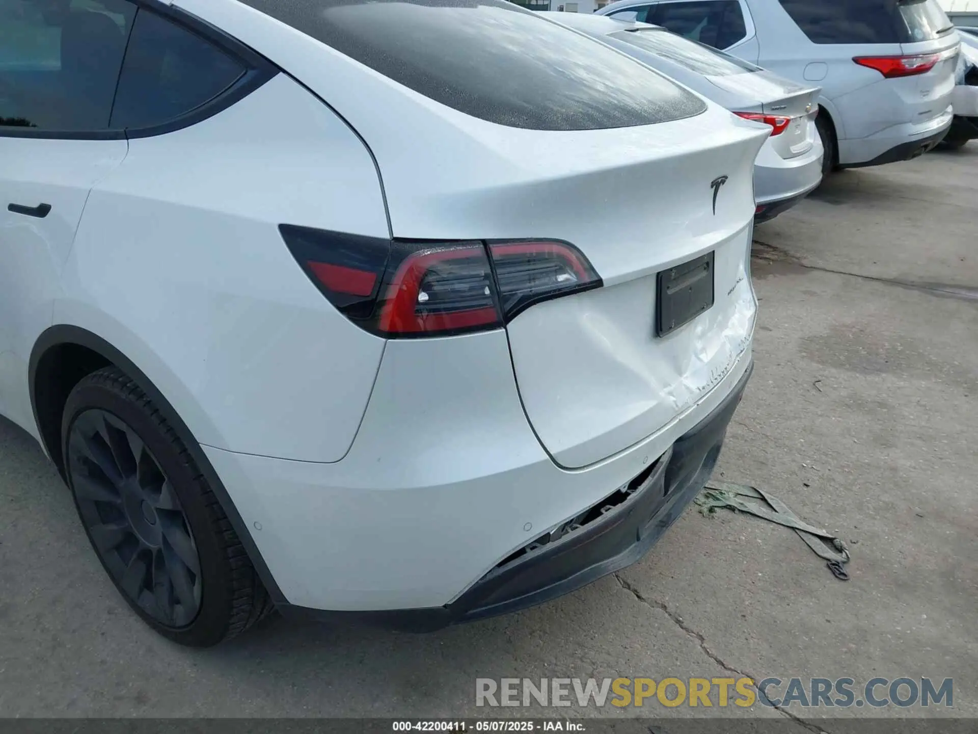 21 Photograph of a damaged car 5YJYGDEE8MF266075 TESLA MODEL Y 2021