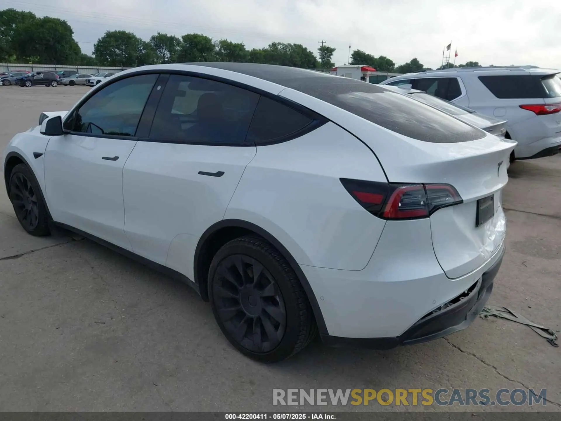 3 Photograph of a damaged car 5YJYGDEE8MF266075 TESLA MODEL Y 2021