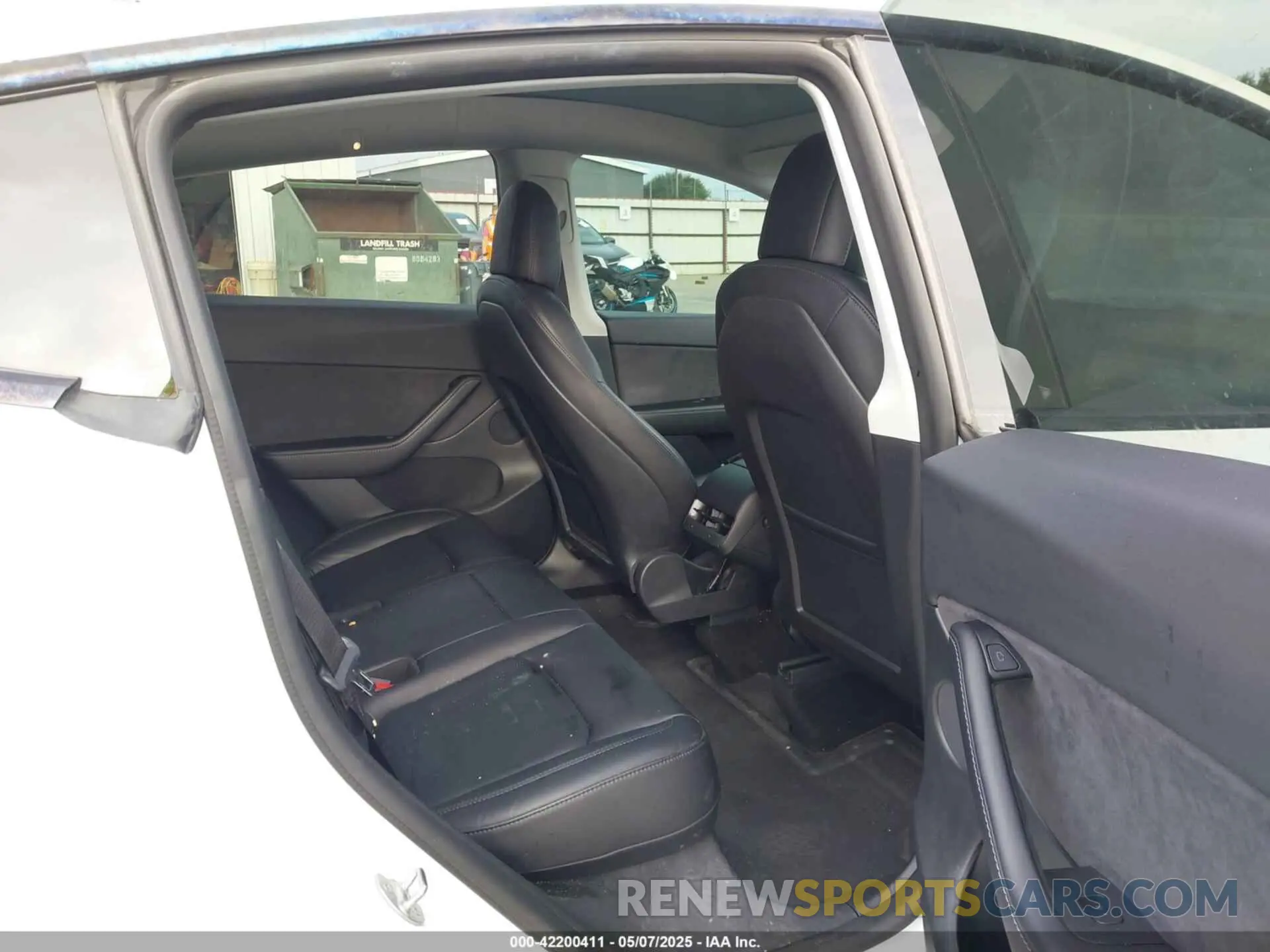 8 Photograph of a damaged car 5YJYGDEE8MF266075 TESLA MODEL Y 2021