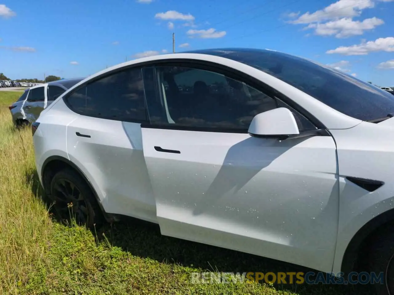 3 Photograph of a damaged car 5YJYGDEE9MF074647 TESLA MODEL Y 2021