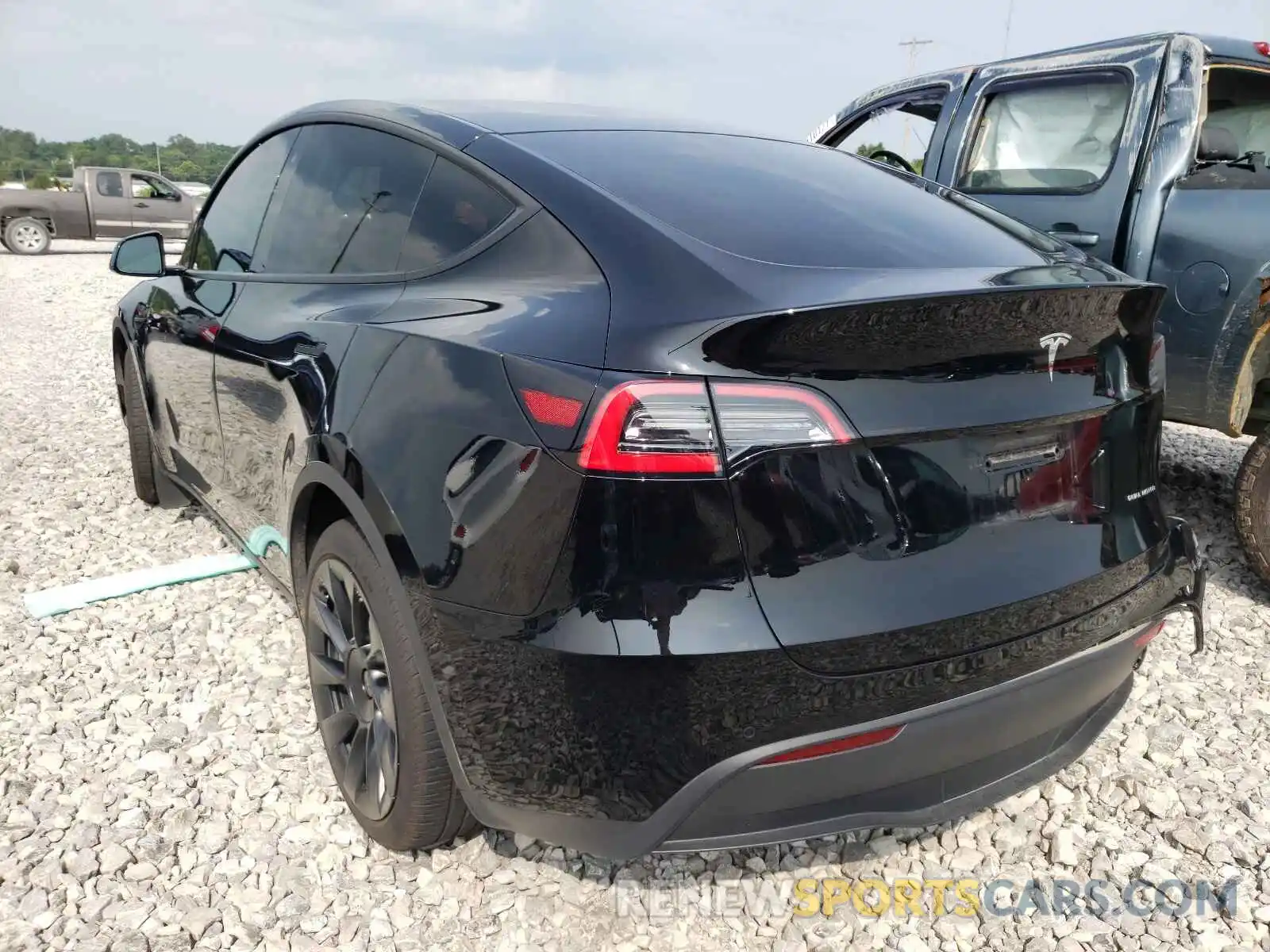 3 Photograph of a damaged car 5YJYGDEE9MF107923 TESLA MODEL Y 2021