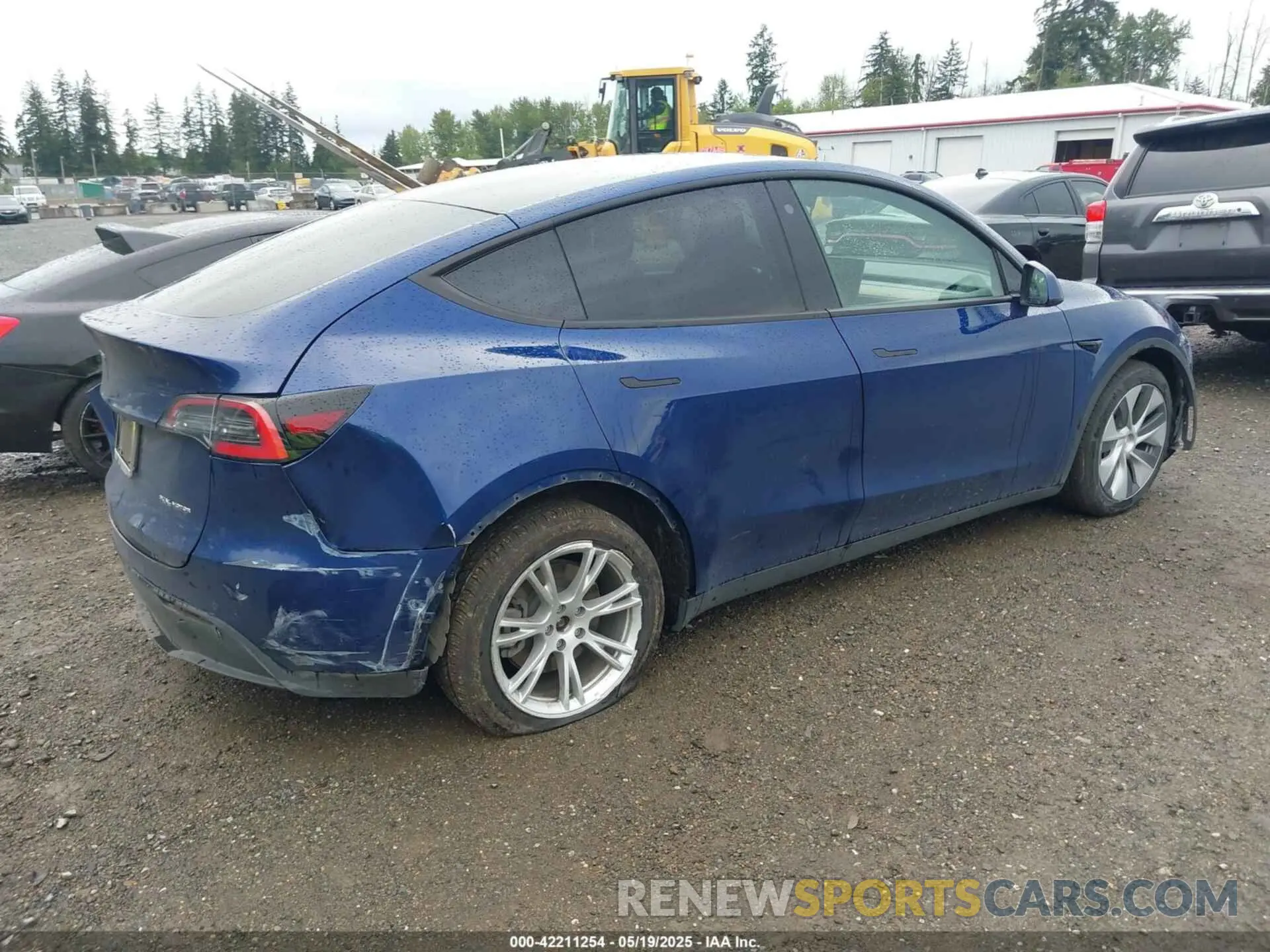 4 Photograph of a damaged car 5YJYGDEE9MF117500 TESLA MODEL Y 2021