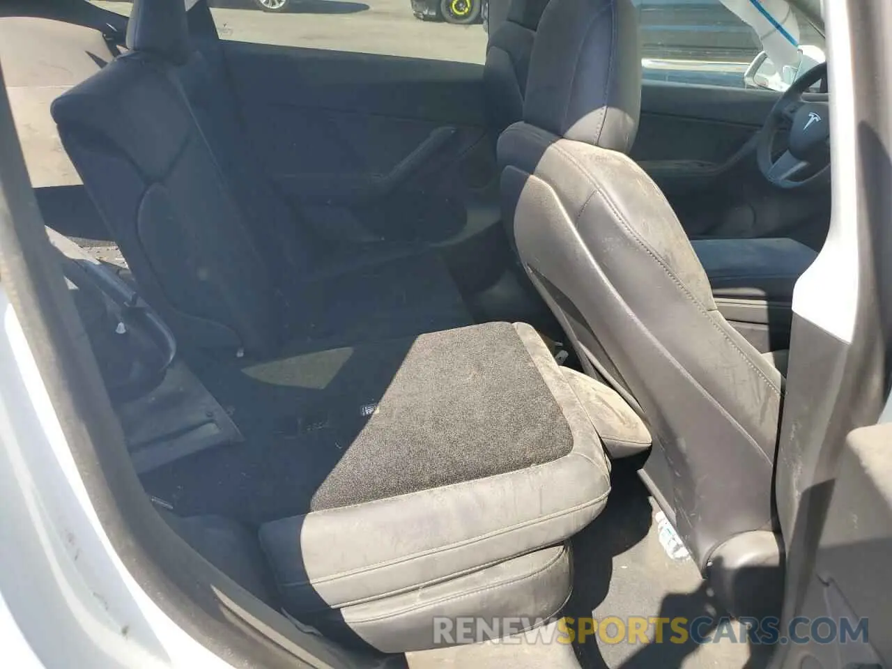 11 Photograph of a damaged car 5YJYGDEE9MF182394 TESLA MODEL Y 2021
