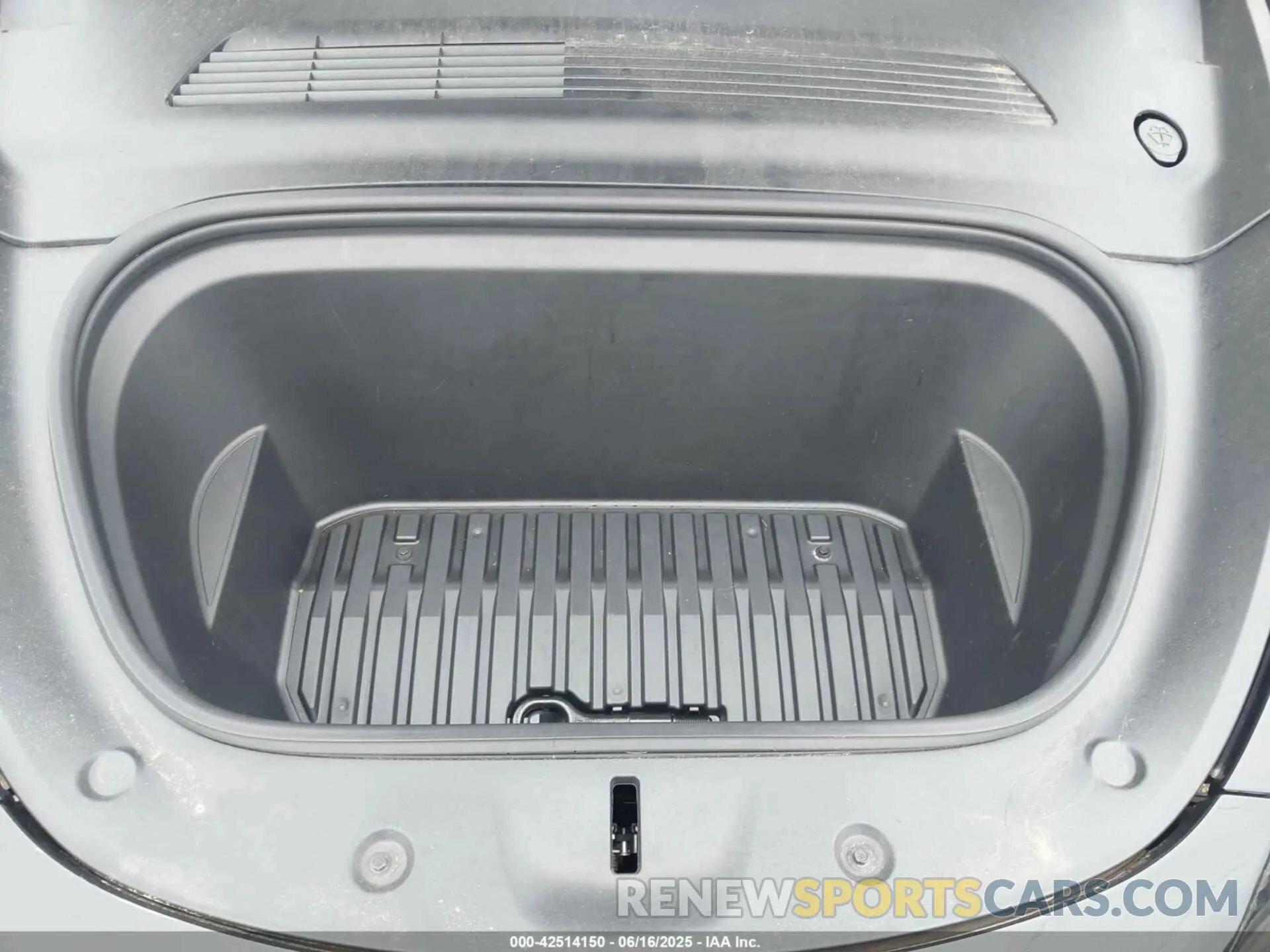 10 Photograph of a damaged car 5YJYGDEE9MF202305 TESLA MODEL Y 2021