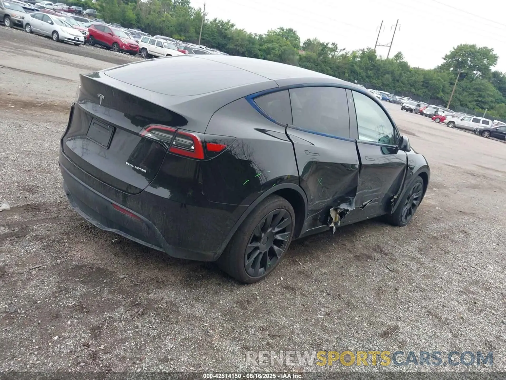 4 Photograph of a damaged car 5YJYGDEE9MF202305 TESLA MODEL Y 2021