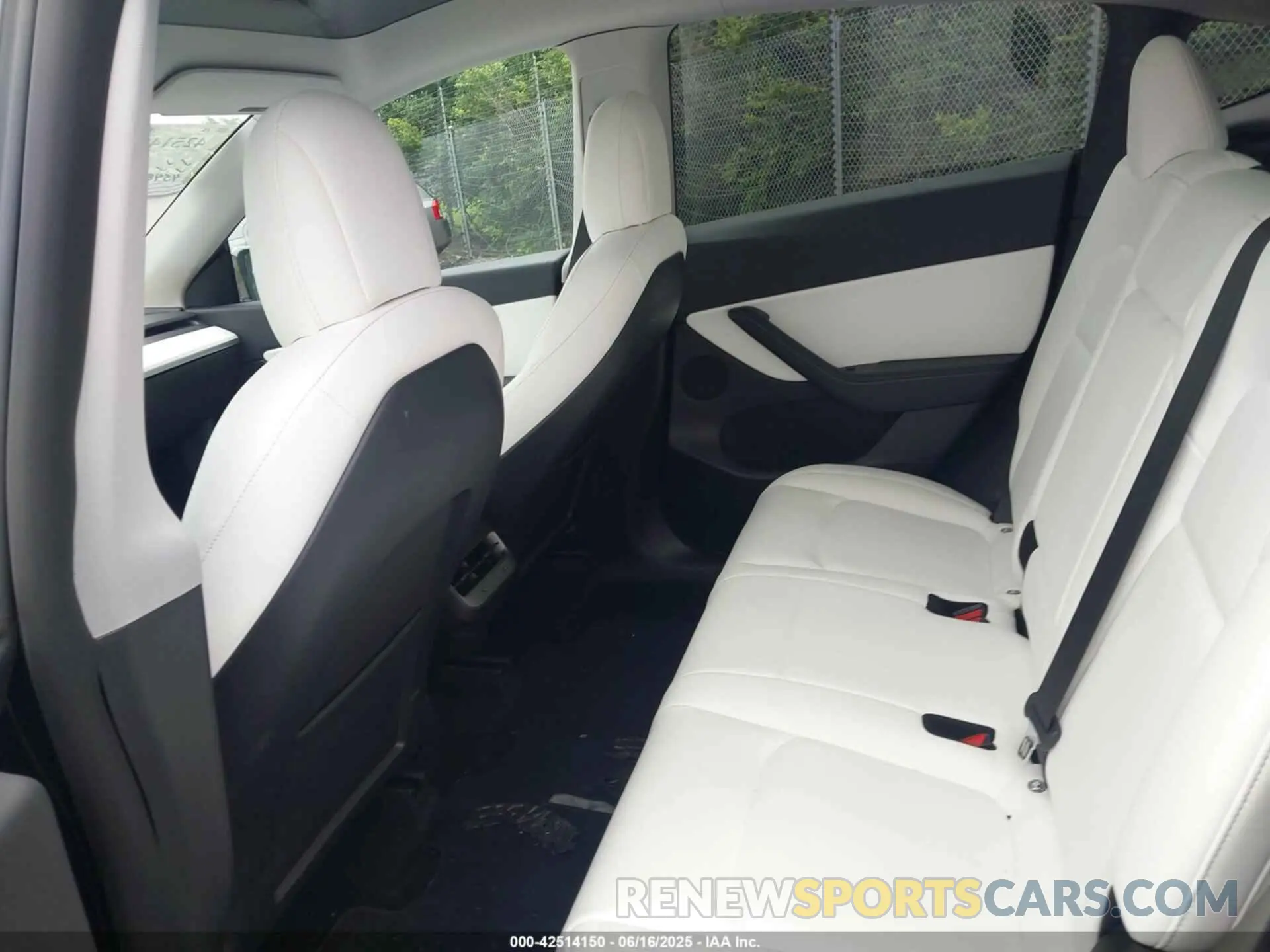 8 Photograph of a damaged car 5YJYGDEE9MF202305 TESLA MODEL Y 2021