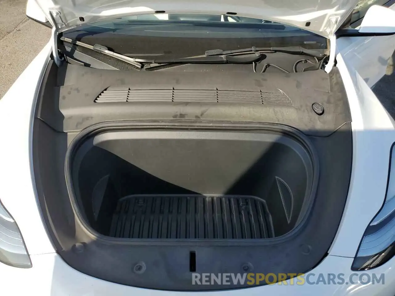 11 Photograph of a damaged car 5YJYGDEE9MF231125 TESLA MODEL Y 2021