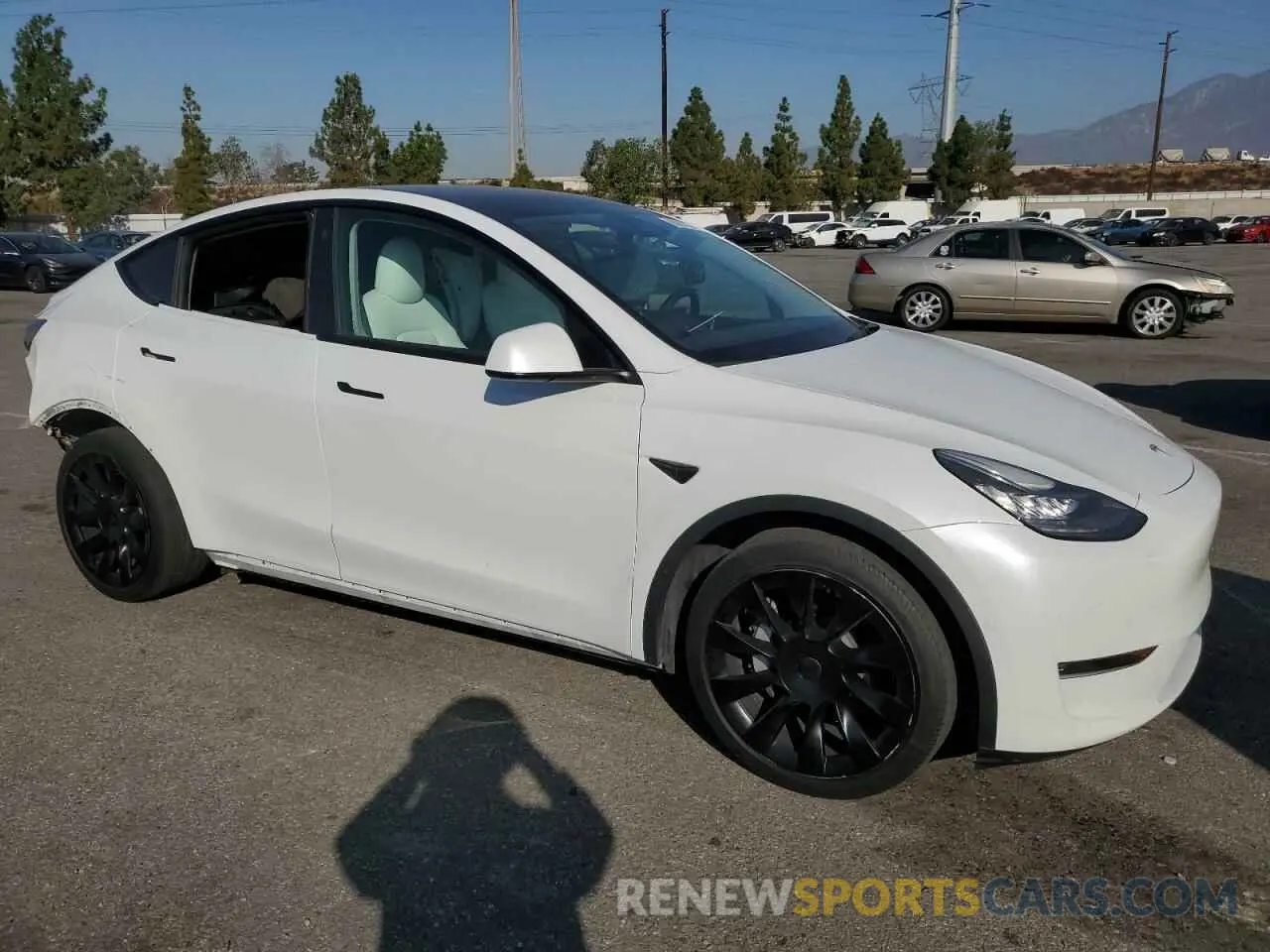 4 Photograph of a damaged car 5YJYGDEE9MF231125 TESLA MODEL Y 2021
