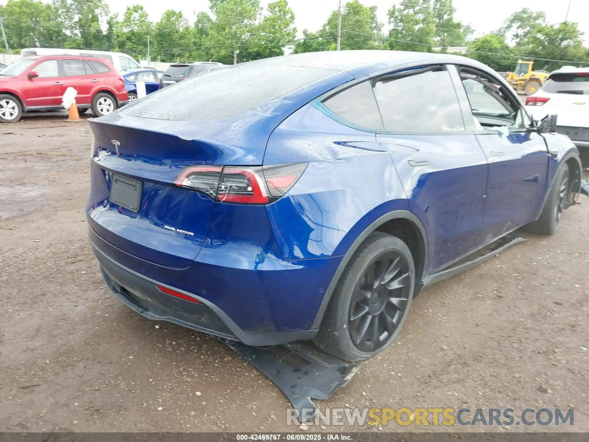 4 Photograph of a damaged car 5YJYGDEE9MF231612 TESLA MODEL Y 2021