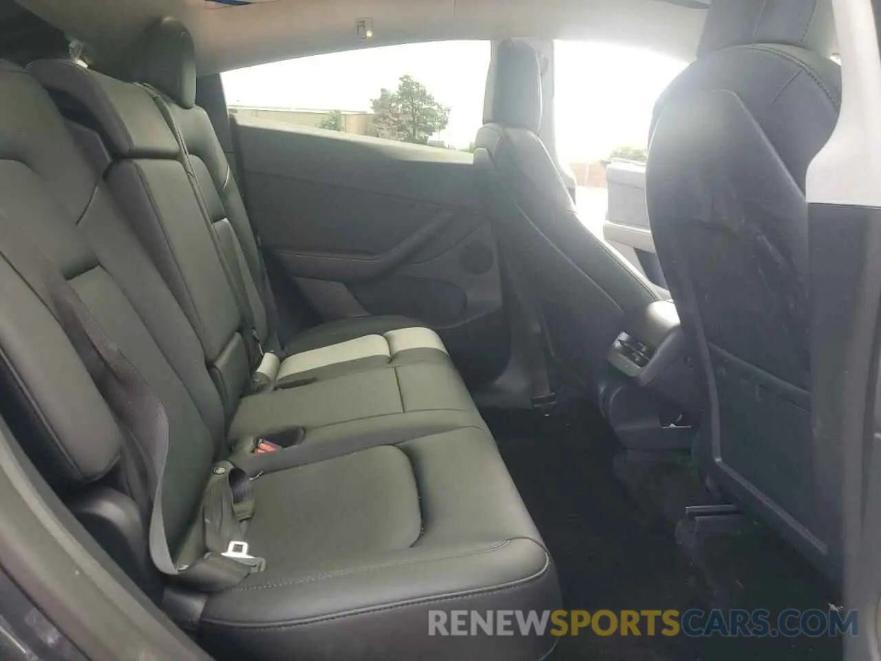 10 Photograph of a damaged car 5YJYGDEE9MF243226 TESLA MODEL Y 2021
