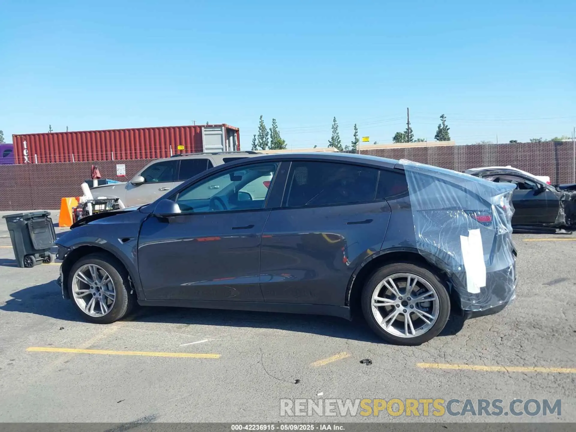 14 Photograph of a damaged car 5YJYGDEE9MF282205 TESLA MODEL Y 2021