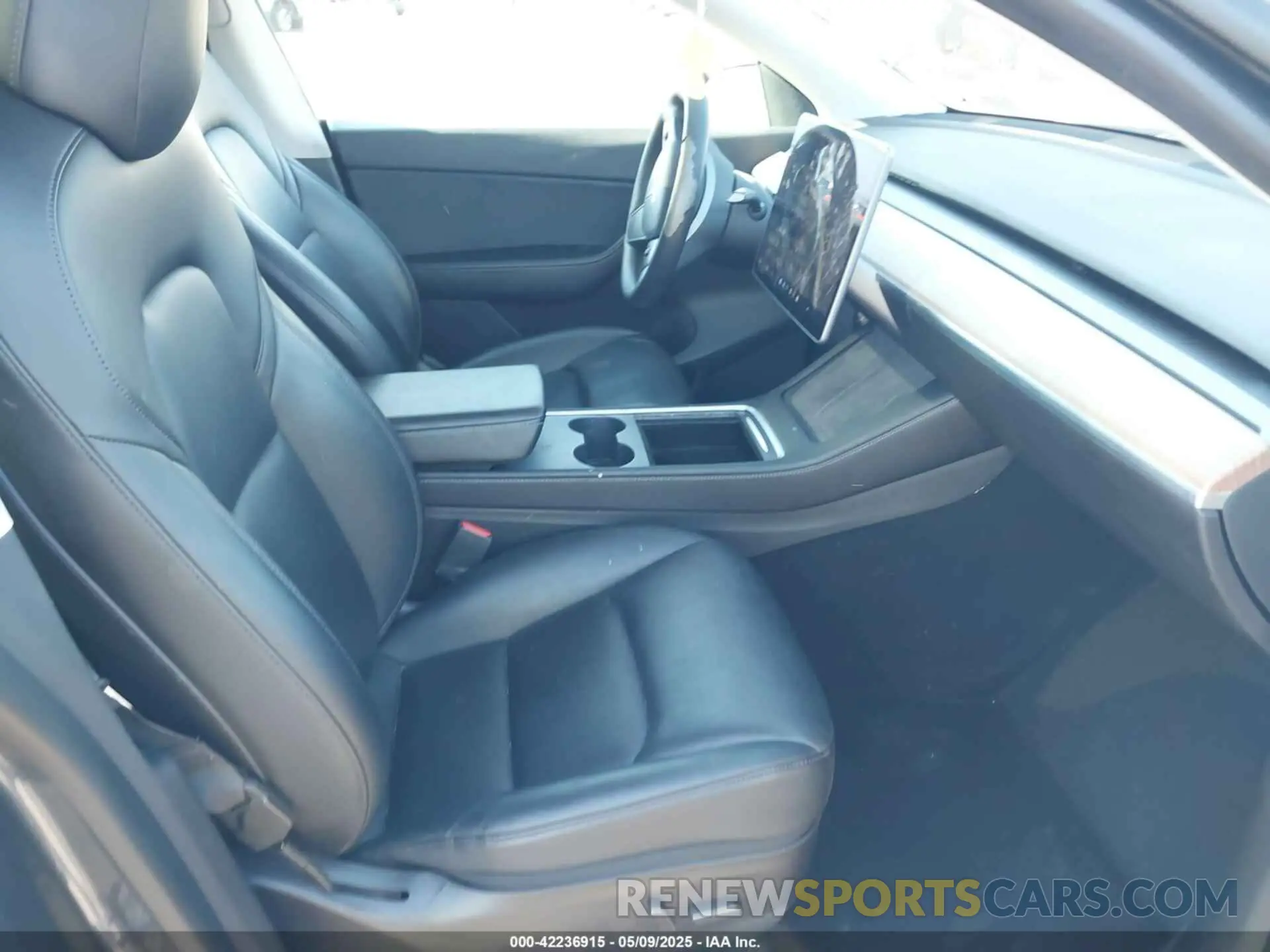 5 Photograph of a damaged car 5YJYGDEE9MF282205 TESLA MODEL Y 2021