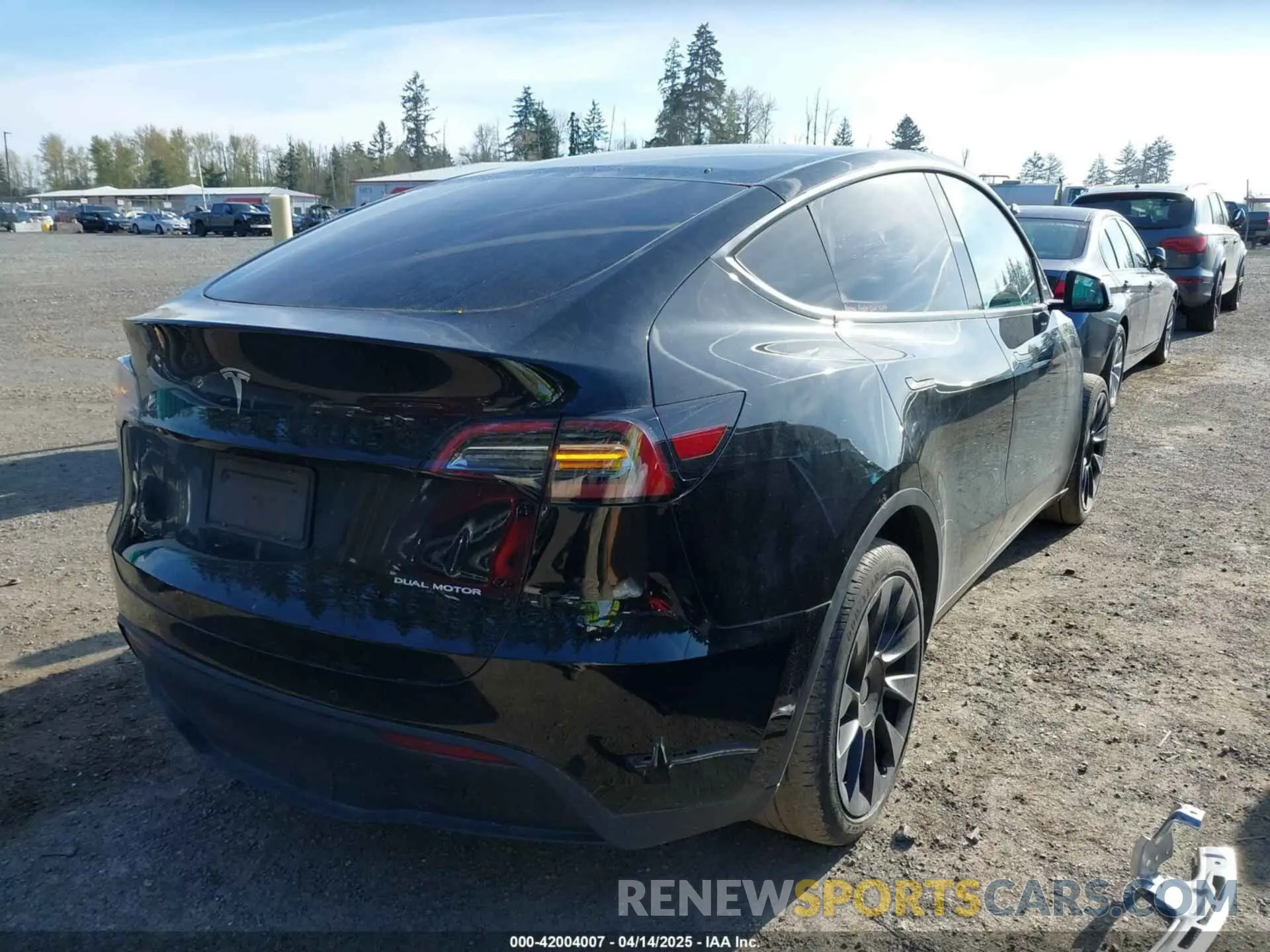 4 Photograph of a damaged car 5YJYGDEE9MF301903 TESLA MODEL Y 2021