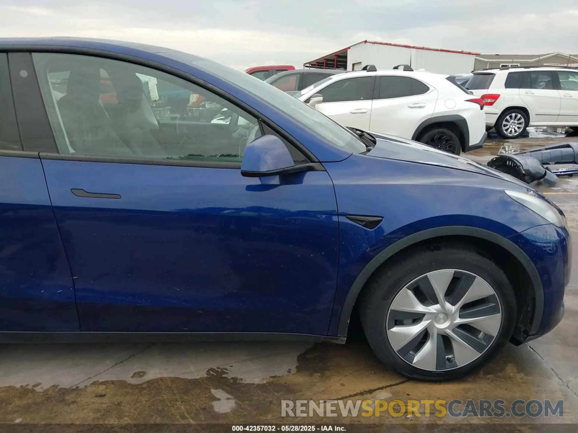 19 Photograph of a damaged car 5YJYGDEEXMF066671 TESLA MODEL Y 2021