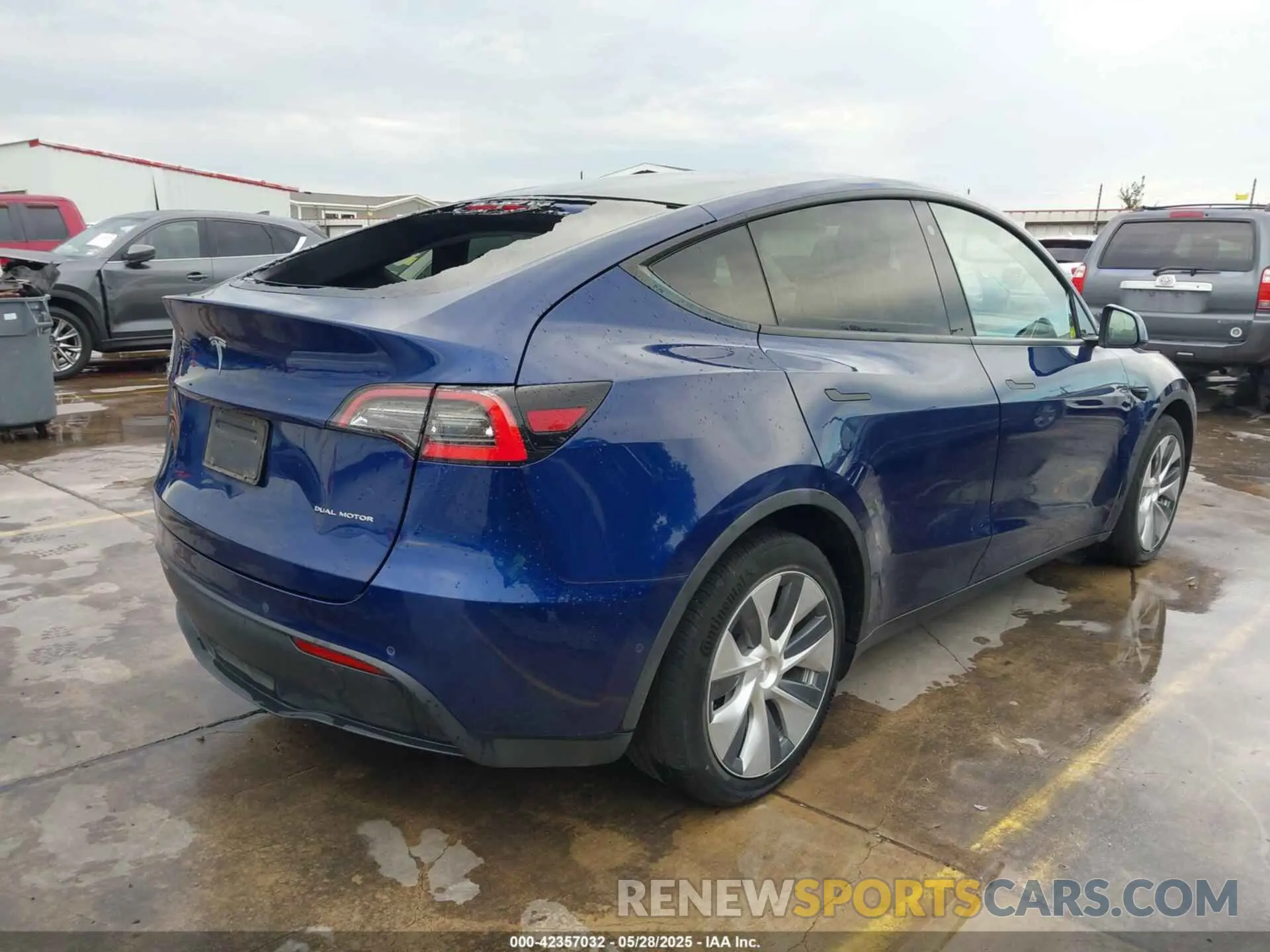 4 Photograph of a damaged car 5YJYGDEEXMF066671 TESLA MODEL Y 2021