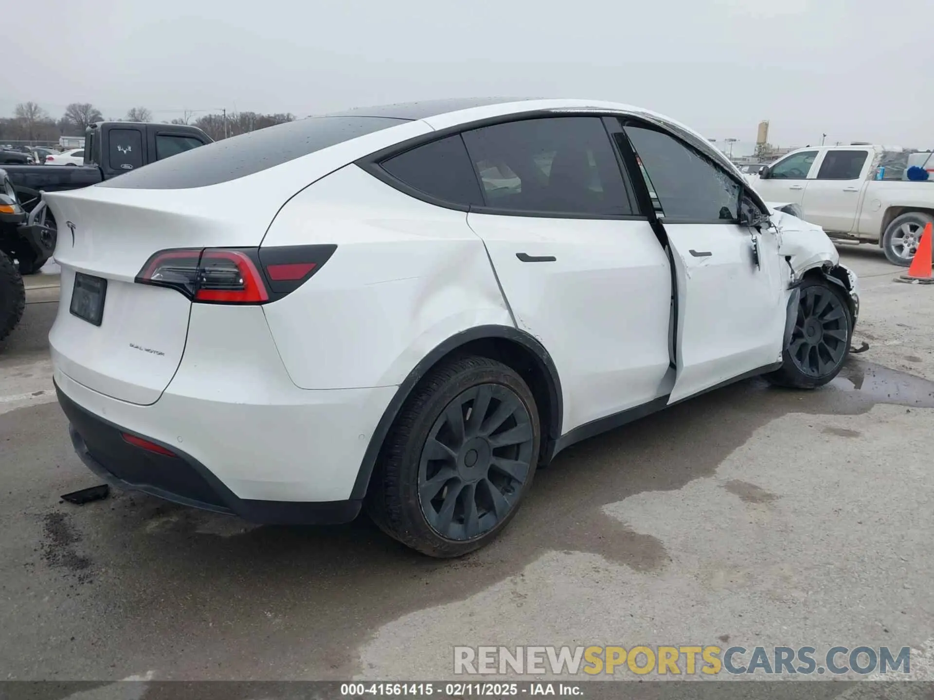 4 Photograph of a damaged car 5YJYGDEEXMF071157 TESLA MODEL Y 2021