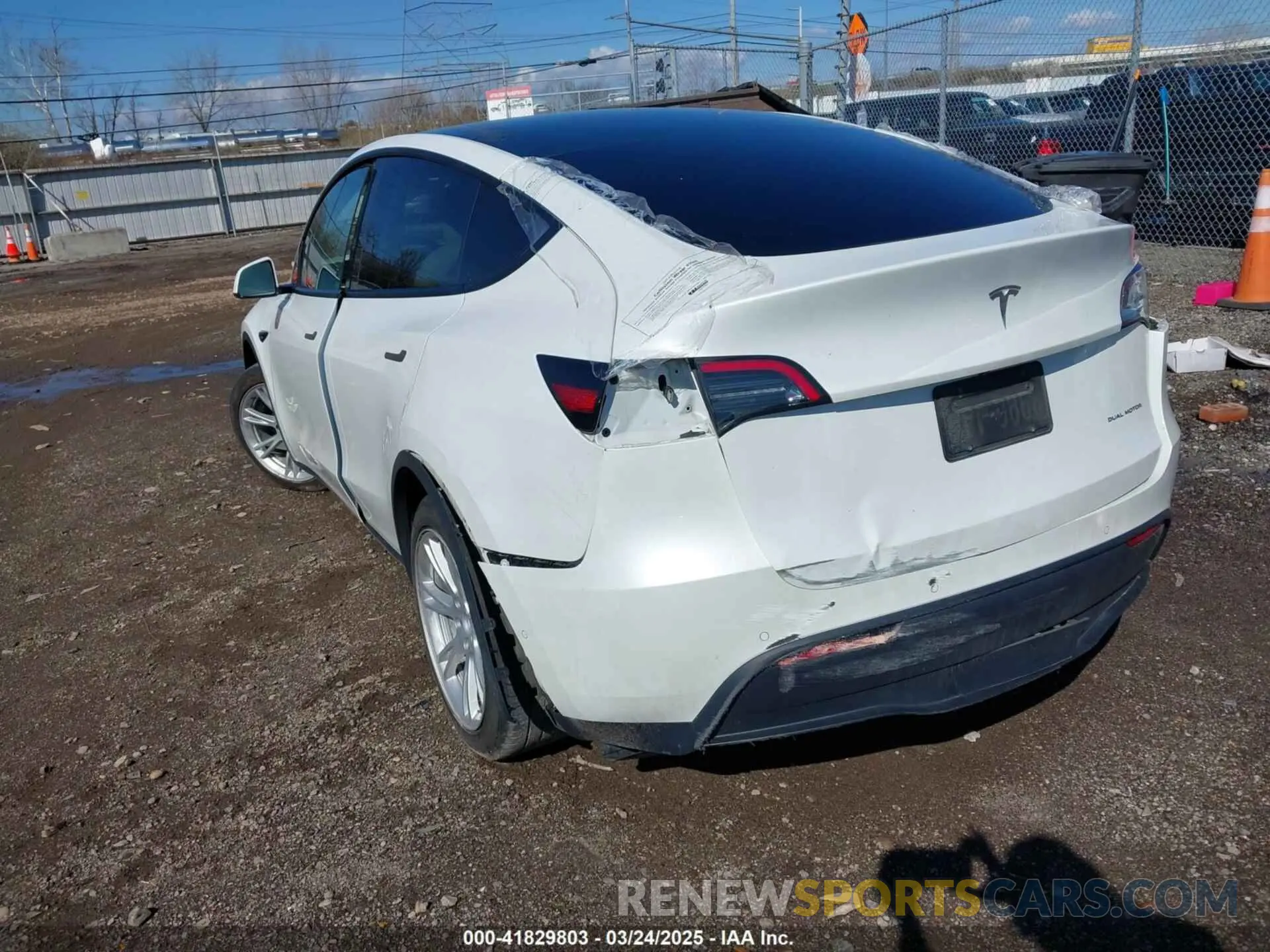 3 Photograph of a damaged car 5YJYGDEEXMF085530 TESLA MODEL Y 2021