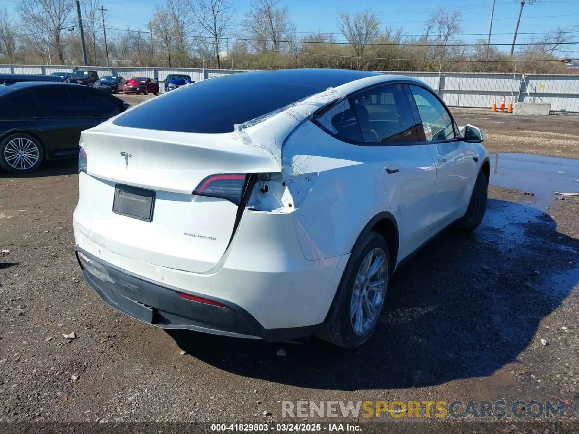 4 Photograph of a damaged car 5YJYGDEEXMF085530 TESLA MODEL Y 2021