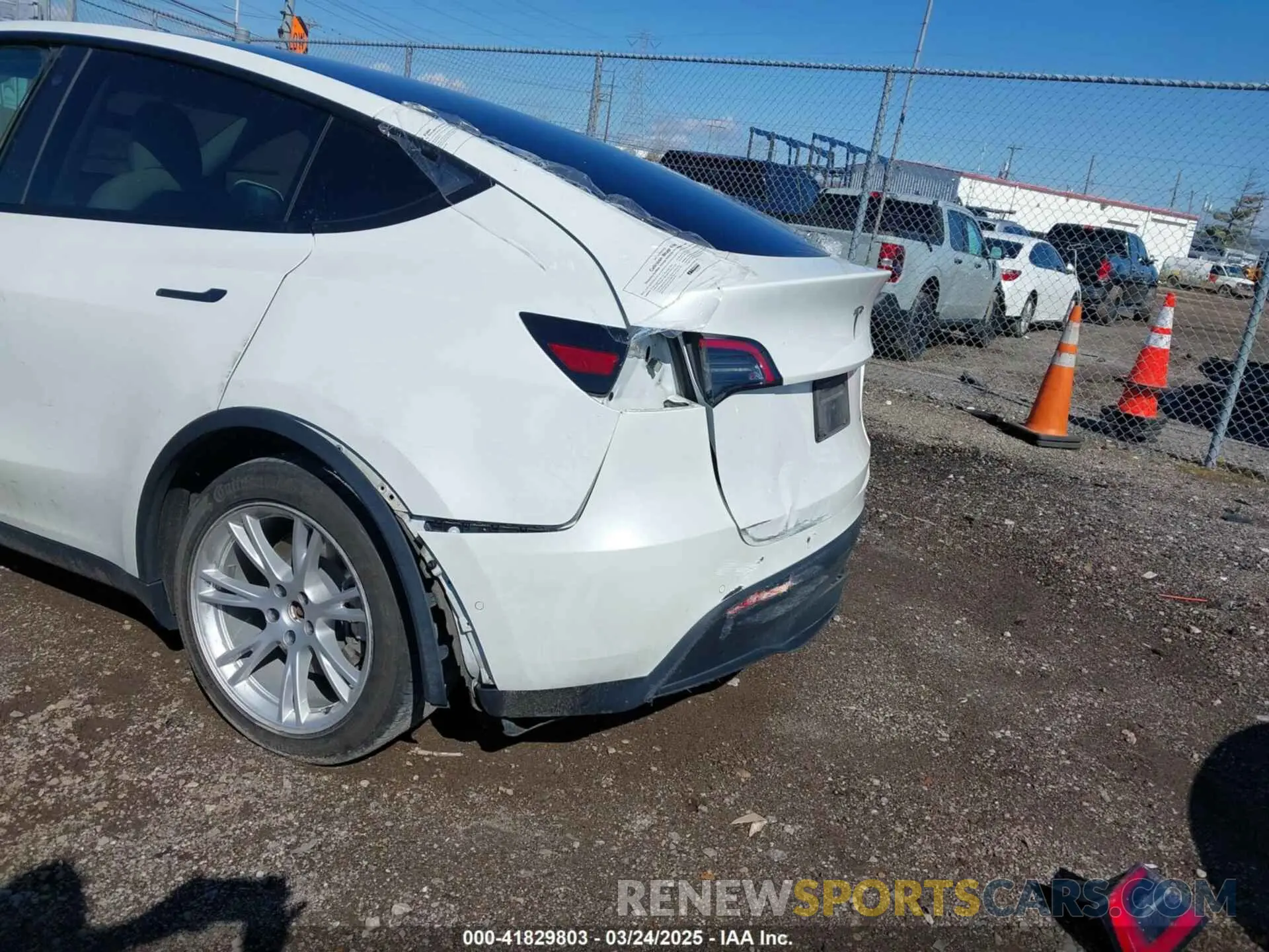 6 Photograph of a damaged car 5YJYGDEEXMF085530 TESLA MODEL Y 2021