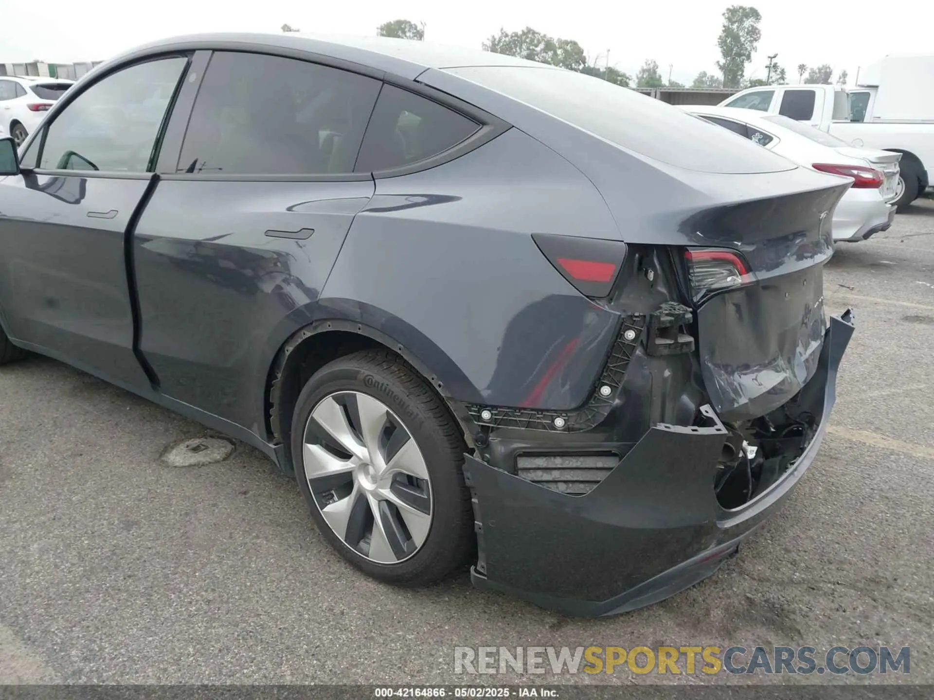 21 Photograph of a damaged car 5YJYGDEEXMF092901 TESLA MODEL Y 2021