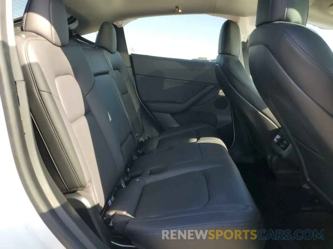 10 Photograph of a damaged car 5YJYGDEEXMF094437 TESLA MODEL Y 2021