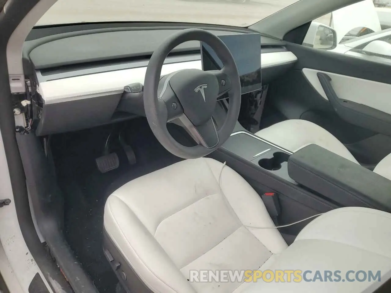 8 Photograph of a damaged car 5YJYGDEEXMF243171 TESLA MODEL Y 2021