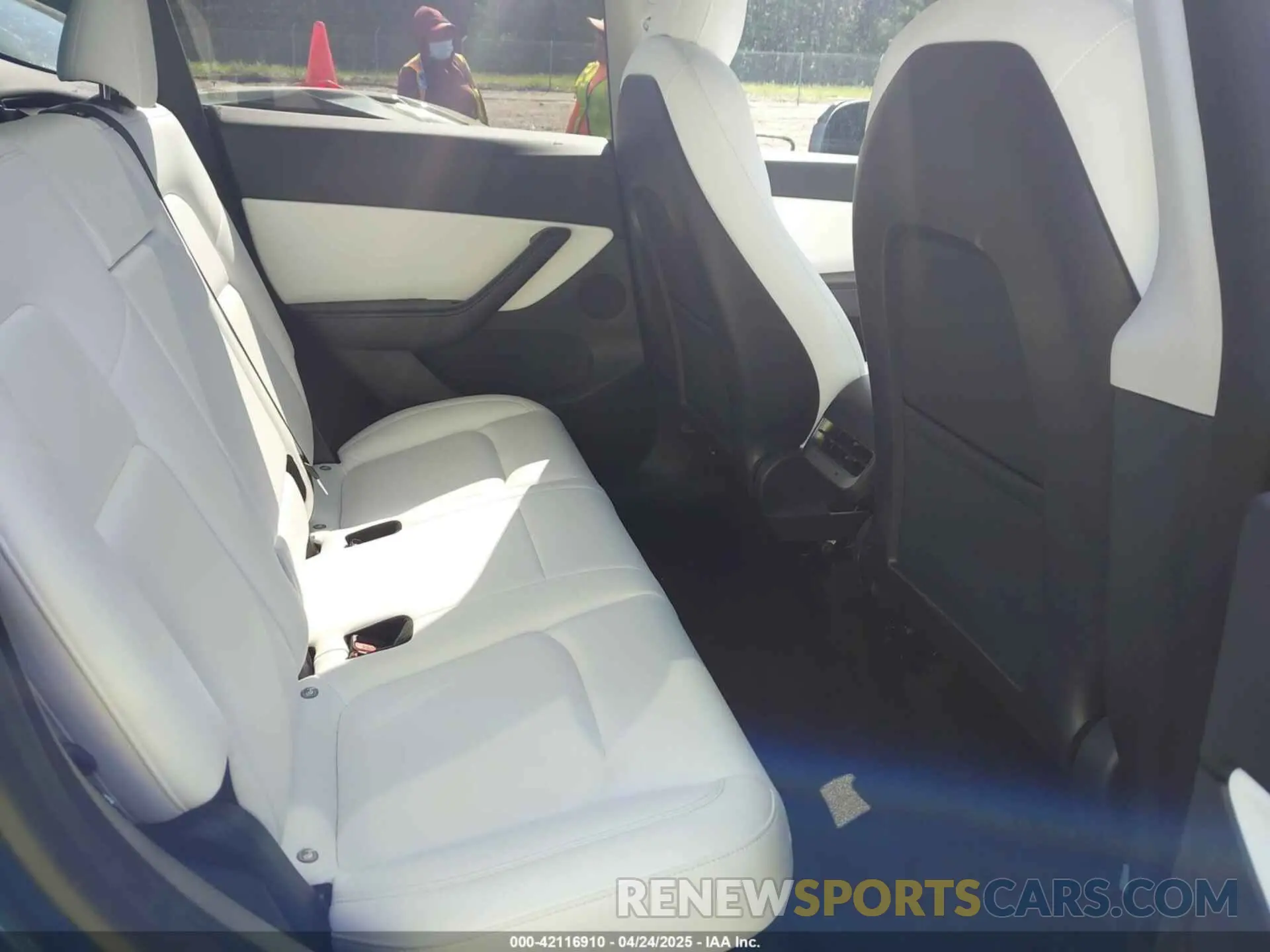 8 Photograph of a damaged car 5YJYGDEEXMF243607 TESLA MODEL Y 2021