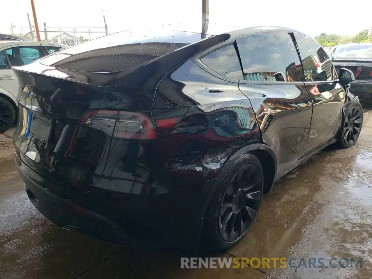 4 Photograph of a damaged car 5YJYGDEEXMF257877 TESLA MODEL Y 2021