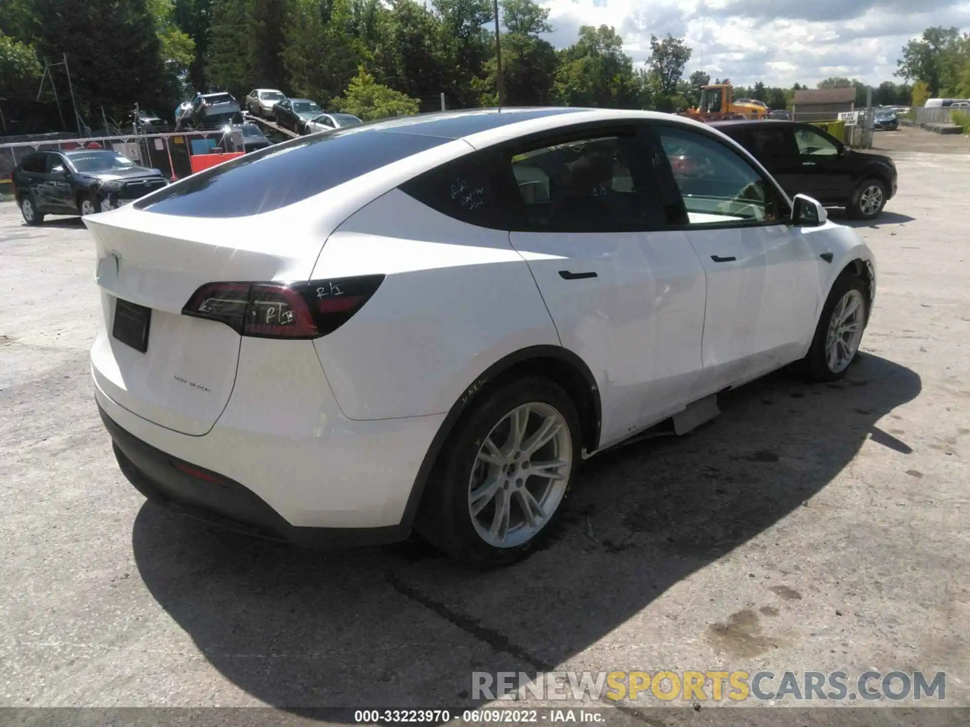 4 Photograph of a damaged car 5YJYGDEEXMF258429 TESLA MODEL Y 2021