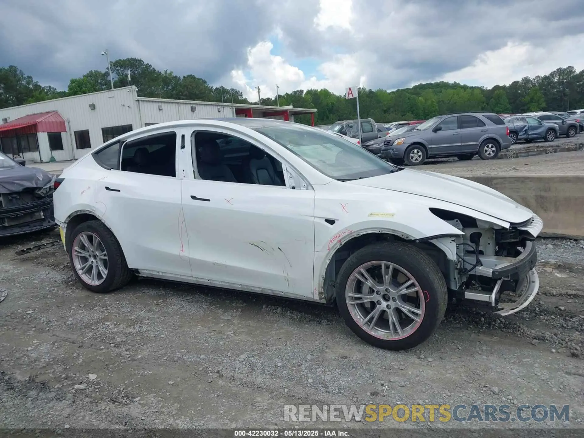 13 Photograph of a damaged car 5YJYGDEEXMF267616 TESLA MODEL Y 2021